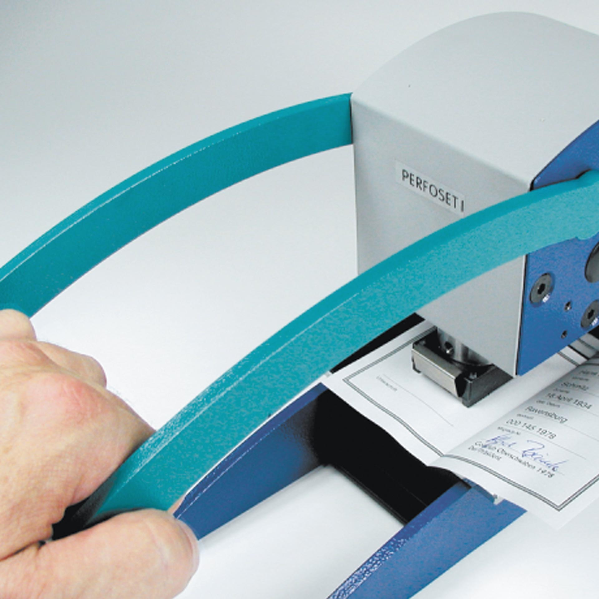 Beispielbild: PERNUMA PERFOSET I/R Hebel Bedienung Detailansicht des Hebels und der Bedienung des PERNUMA PERFOSET I/R beim Prägen eines Fotos im Ausweis