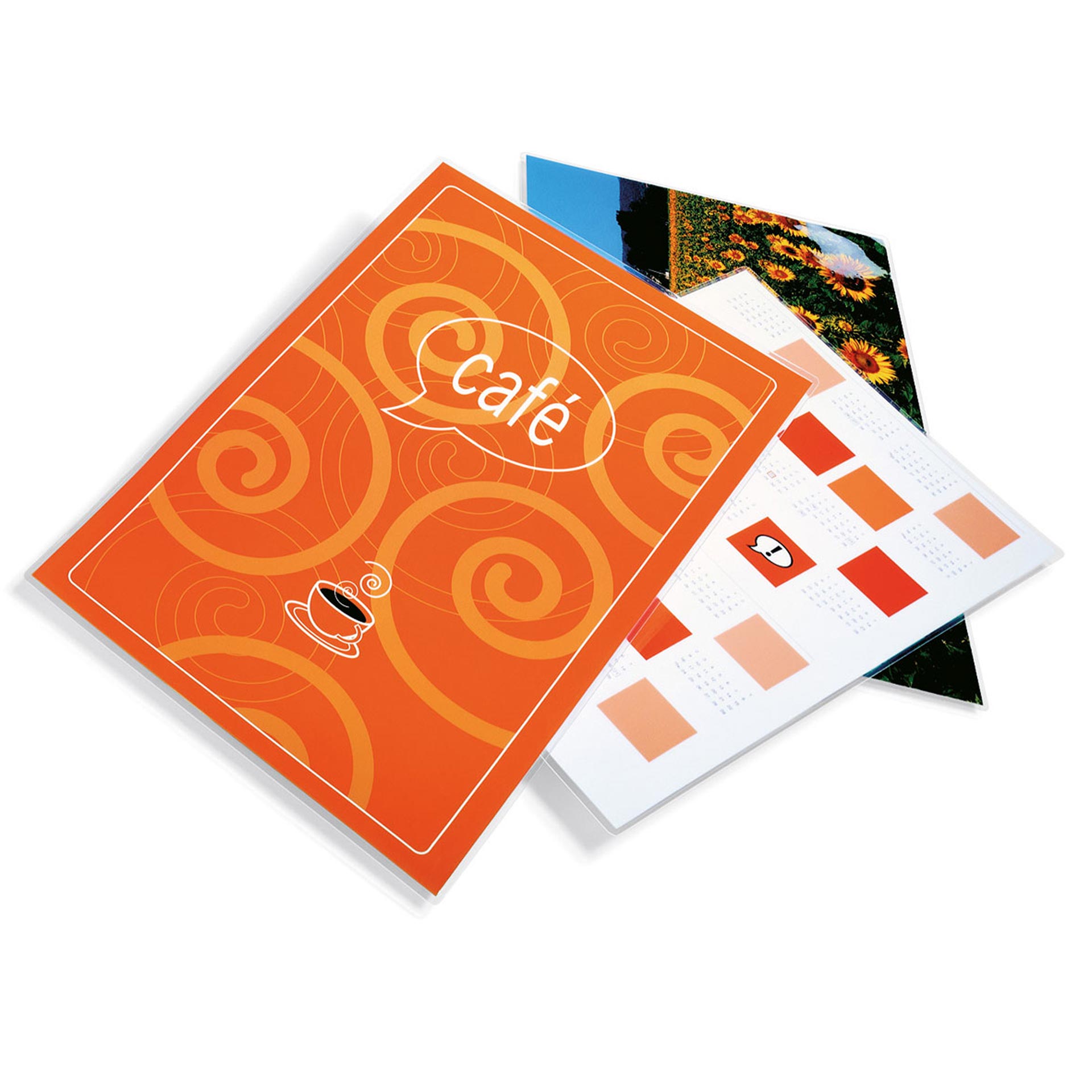Drei überlappend angeordnete laminierte Druckseiten. Das vordere orangefarbene Blatt trägt die Aufschrift „Café“ und ein Tassensymbol. Dahinter sind eine Übersicht mit Farbfeldern und Kalenderzahlen sowie ein Foto mit Sonnenblumen zu sehen.