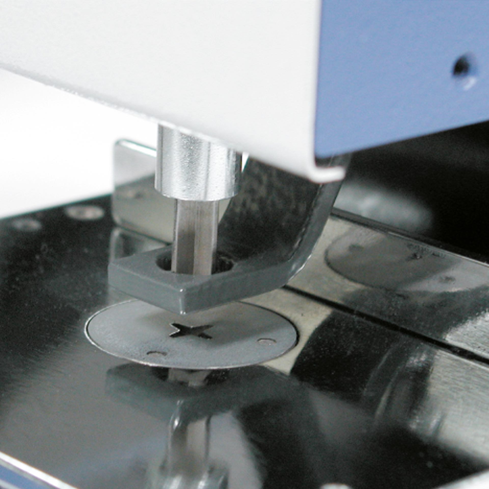 PERNUMA PERFOSET I/L und II/L Loch- und Entwertungsmaschine Detailansicht Detailansicht der PERNUMA PERFOSET I/L und II/L Loch- und Entwertungsmaschine mit Stanzmechanismus und Führungselementen