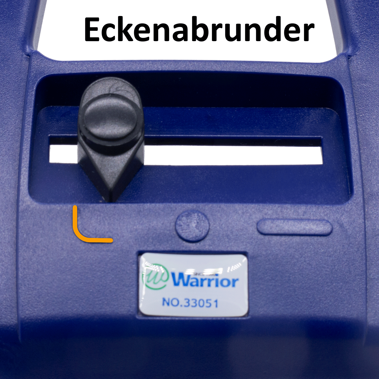 Detailaufnahme des Funktionsknopfs am Warrior Versatile 3-IN-1 Punch. Das Bild zeigt die drei wählbaren Funktionen des Geräts: Rundlochstanze, Langlochstanze und Eckenabrunder. Der Schiebeknopf wird auf die gewünschte Position gestellt, um zwischen den St