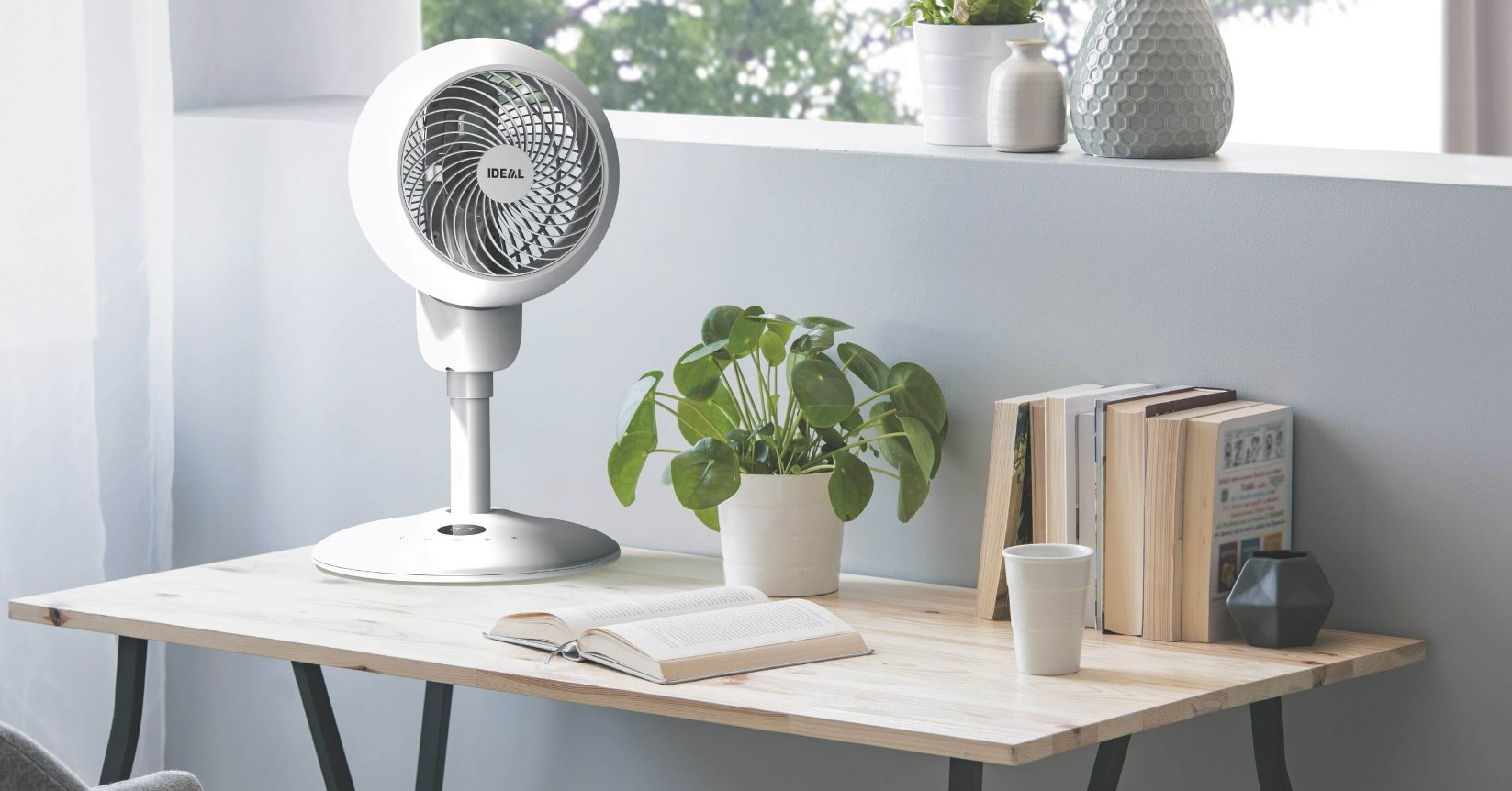 IDEAL Ventilator FAN1 | Schreibtisch IDEAL Ventilator FAN1, aufgestellt auf einem Schreibtisch