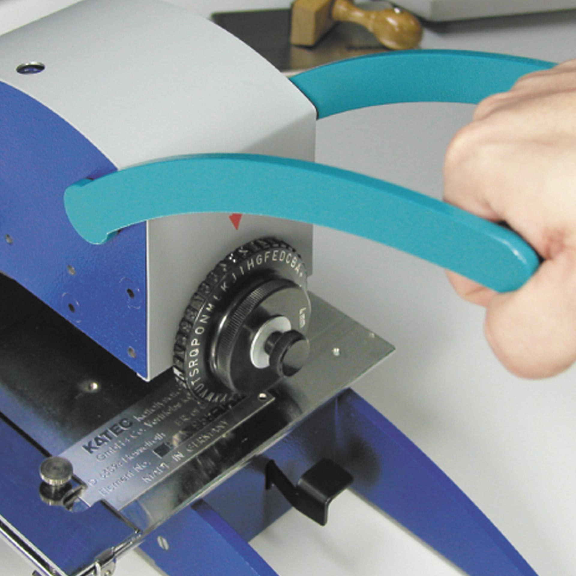 Beispielbild: PERNUMA METALLPRINT SP II Metallprägemaschine handling Detailansicht eines Einstellrads mit Skala zur Auswahl der Schrifthöhe an einem PERNUMA METALLPRINT SP I und SP II Schilderprägegerät.