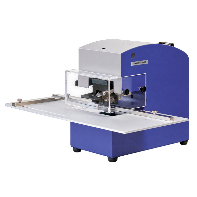 Beispielbild: PERNUMA METALLPRINT E Seitenansicht mit einem Anlegetisch PERNUMA METALLPRINT E MetallprägemaschinElektrische Prägemaschine PERNUMA METALLPRINT E in seitlicher Ansicht mit Anlegetisch, transparentem Schutzgehäuse und sichtbarer Prägeeinheite mit Platte