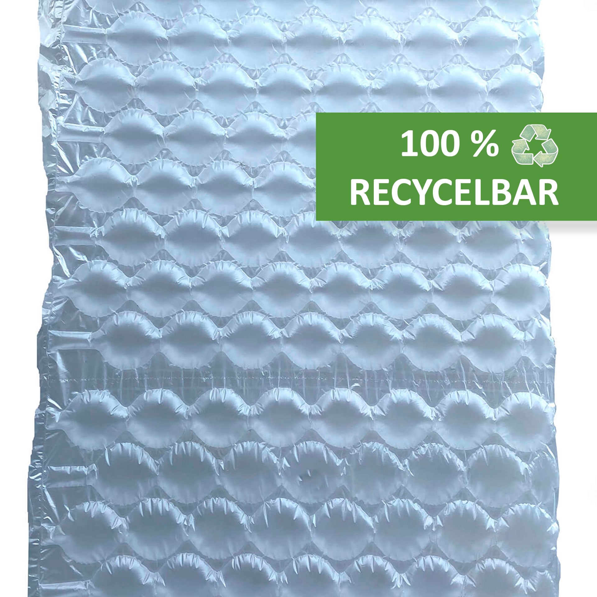 Luftkissenfolie mit Hinweis auf 100 % Recycelbarkeit Frontansicht einer transparenten Luftkissenfolie mit mehreren runden Luftkammern. Oben rechts befindet sich ein grünes Symbol mit der Aufschrift „100 % recycelbar“.