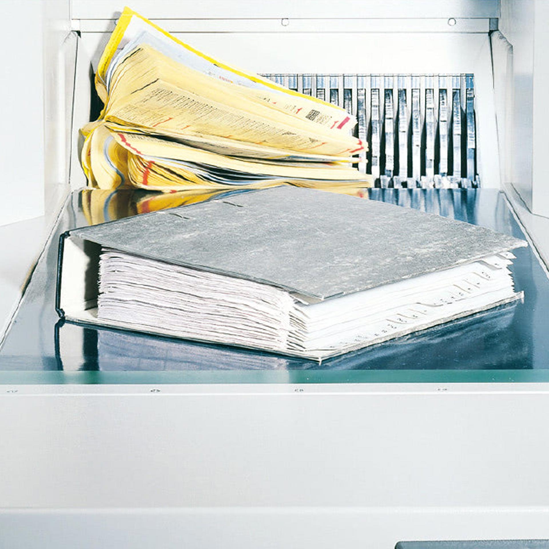 ideal 5009-2-CC_5009-3 cc grossmengen-aktenvernichter-darstellung robustes schneidwerk ideal 5009-2-CC_5009-3 cc grossmengen-aktenvernichter-darstellung des robusten schneidwerks anhand eines verzeichnisbuches nd einem aktenordner