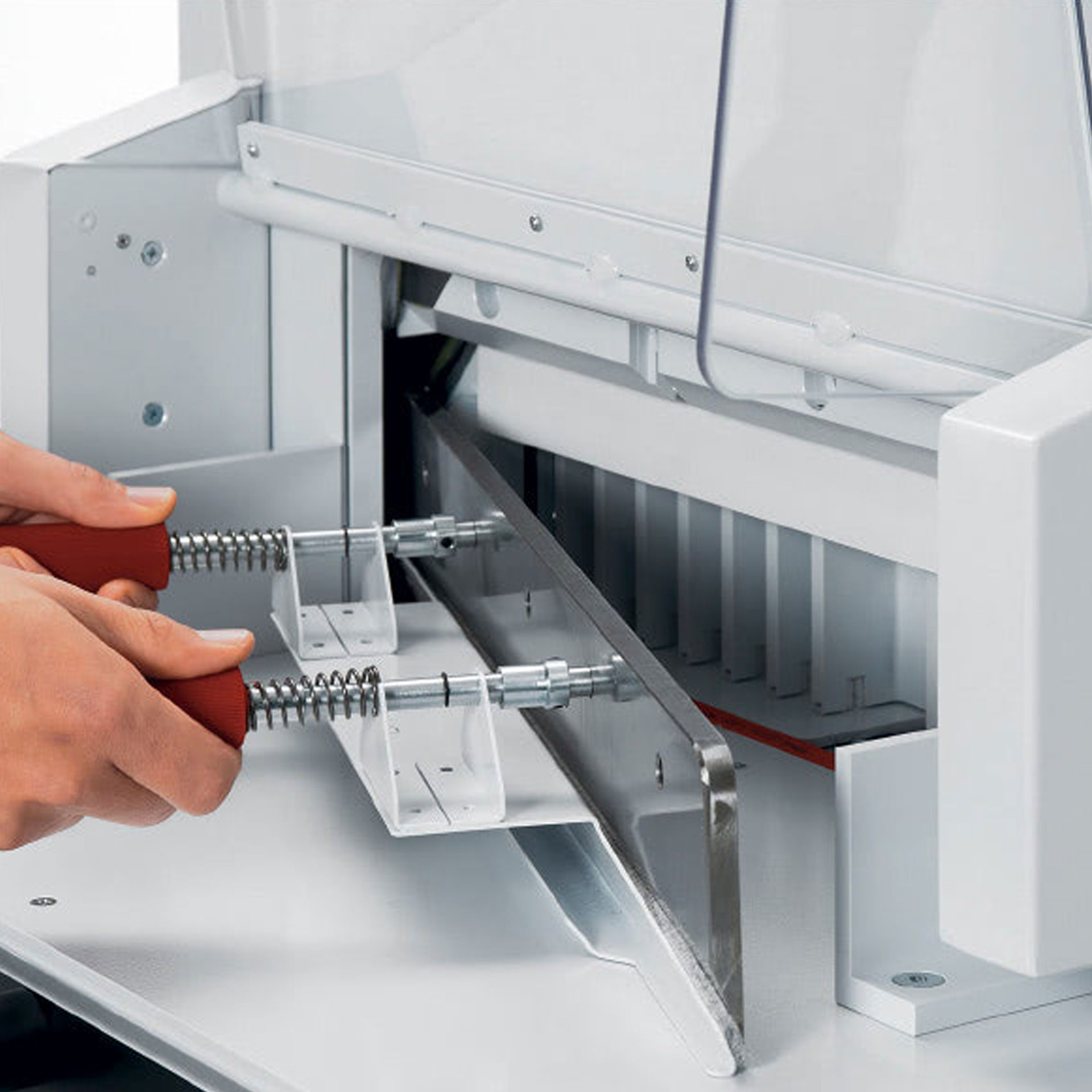 ideal stapelschneider-darstellung vom messerwechsel-close-up ideal stapelschneider, darstellung vom messerwechsel-close-up