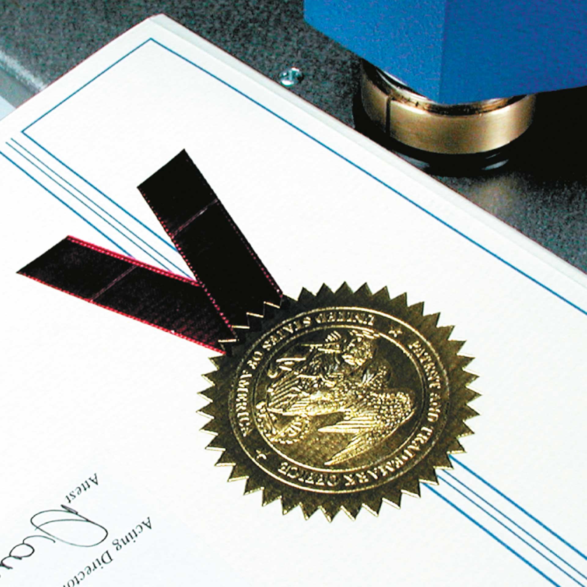 Beispiel einer Siegelprägung auf Dokument Detailaufnahme einer geprägten Siegelprägung auf einem Dokument. Sichtbar ist ein rundes, gezacktes Prägesiegel mit eingeprägtem Motiv sowie zwei dunkle Bänder auf dem Papier.