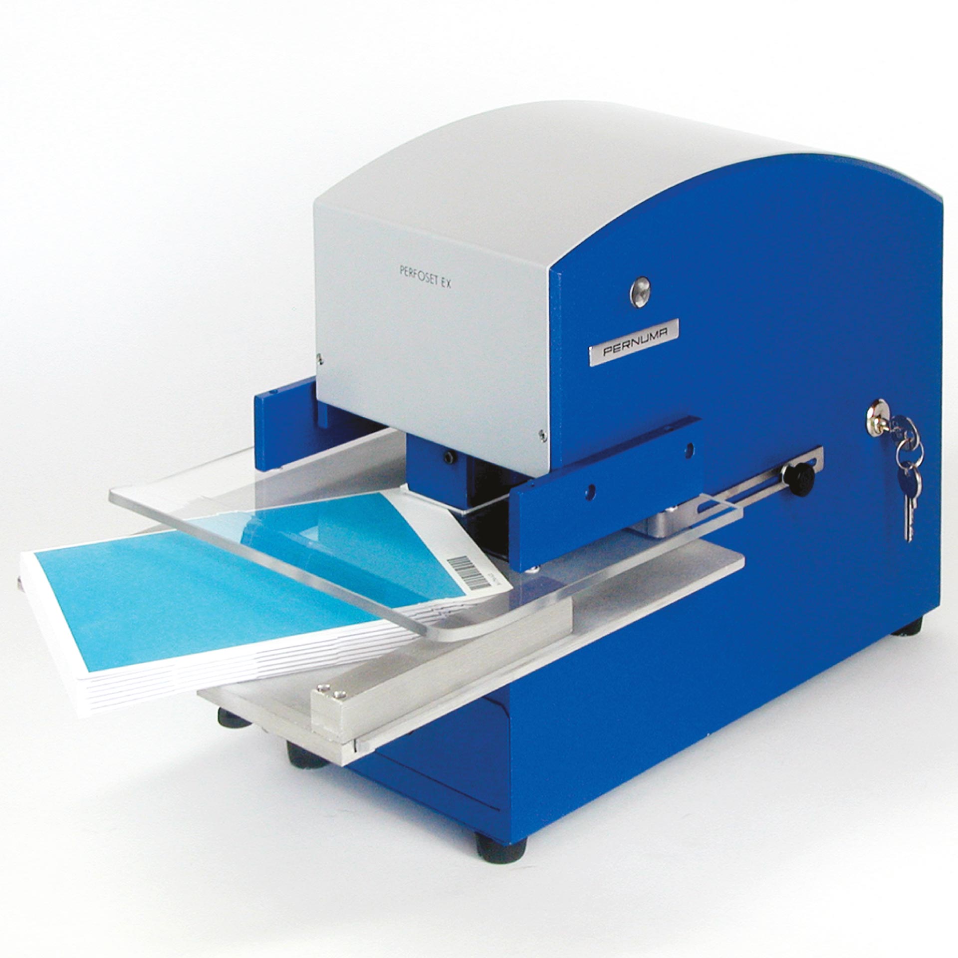 PERNUMA PERFOSET EX/L Loch-Entwertungsmaschine mit Papierstapel Schräg aufgenommene Ansicht der elektrischen Loch-Entwertungsmaschine PERNUMA PERFOSET EX/L mit eingelegtem Papierstapel. Der Papierstapel liegt auf dem Arbeitstisch unter dem transparenten Schutz, bereit für den Lochvorgang.