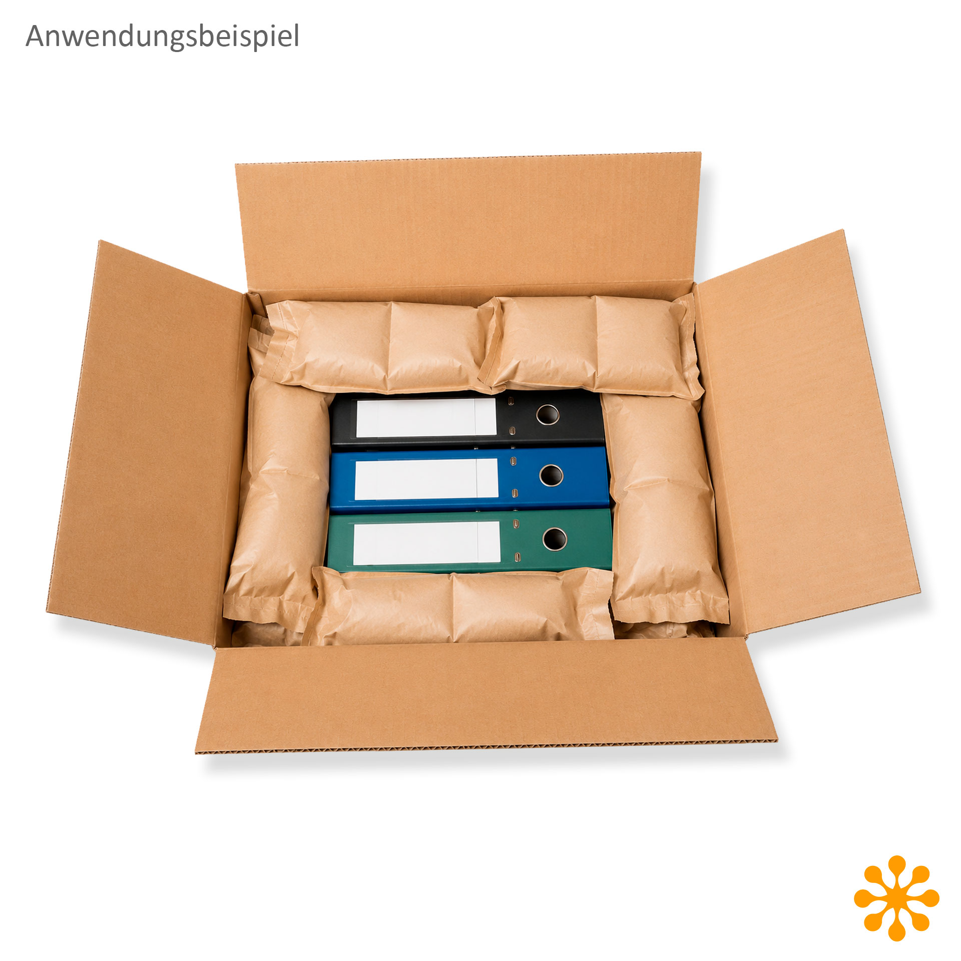 Anwendungsbeispiel Luftkissen aus Recyclingpapier im Versandkarton Geöffneter Versandkarton mit mehreren Luftkissen aus Recyclingpapier, die Ordner als Polsterung und Hohlraumfüllung im Karton umgeben. Anwendungsbeispiel für den Einsatz der Luftkissenfolie.