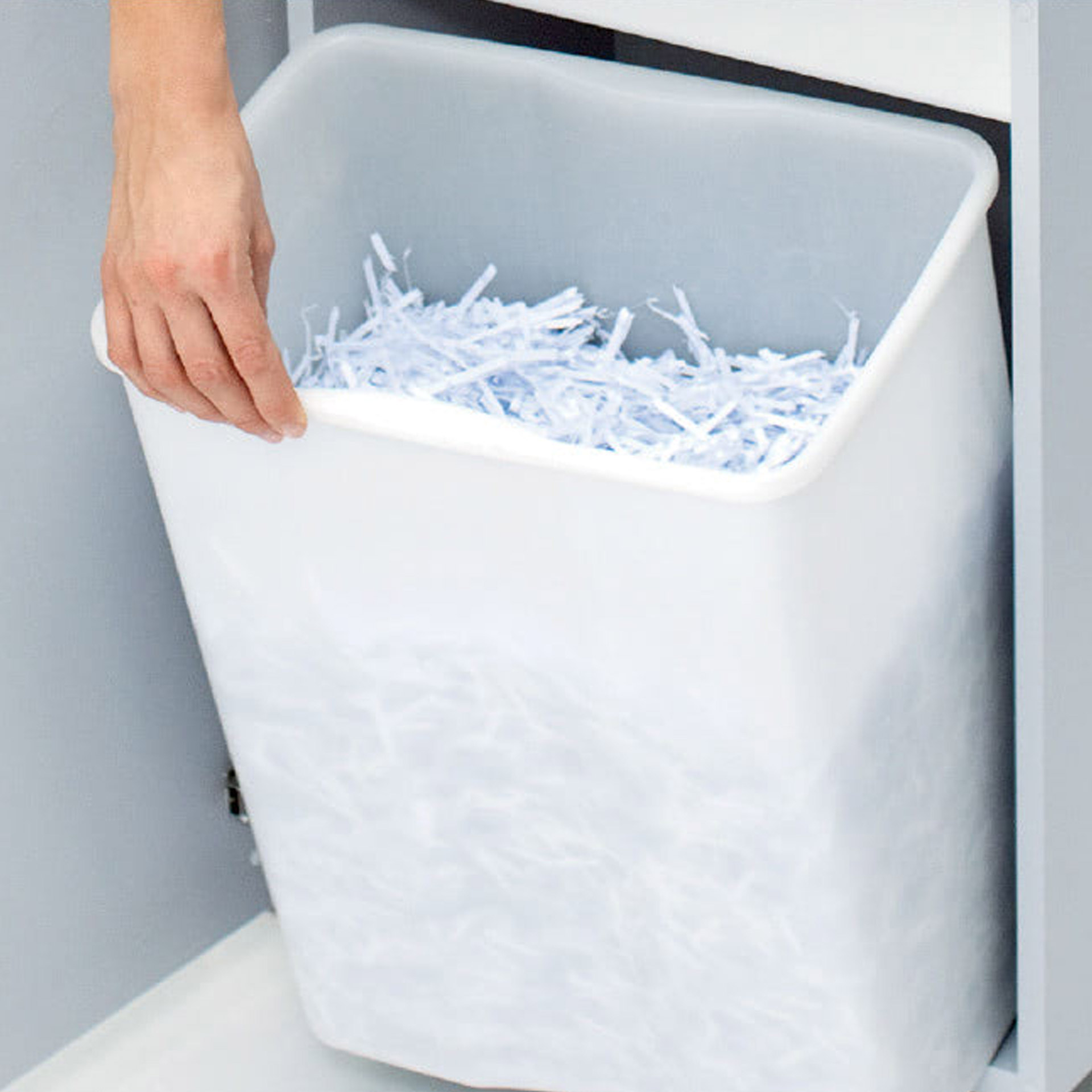 ideal 2445 cc aktenvernichter-auffangbehaelter mit schnittgut ideal 2445 cc aktenvernichter-ansicht des auffangbehaelters mit schnittgut