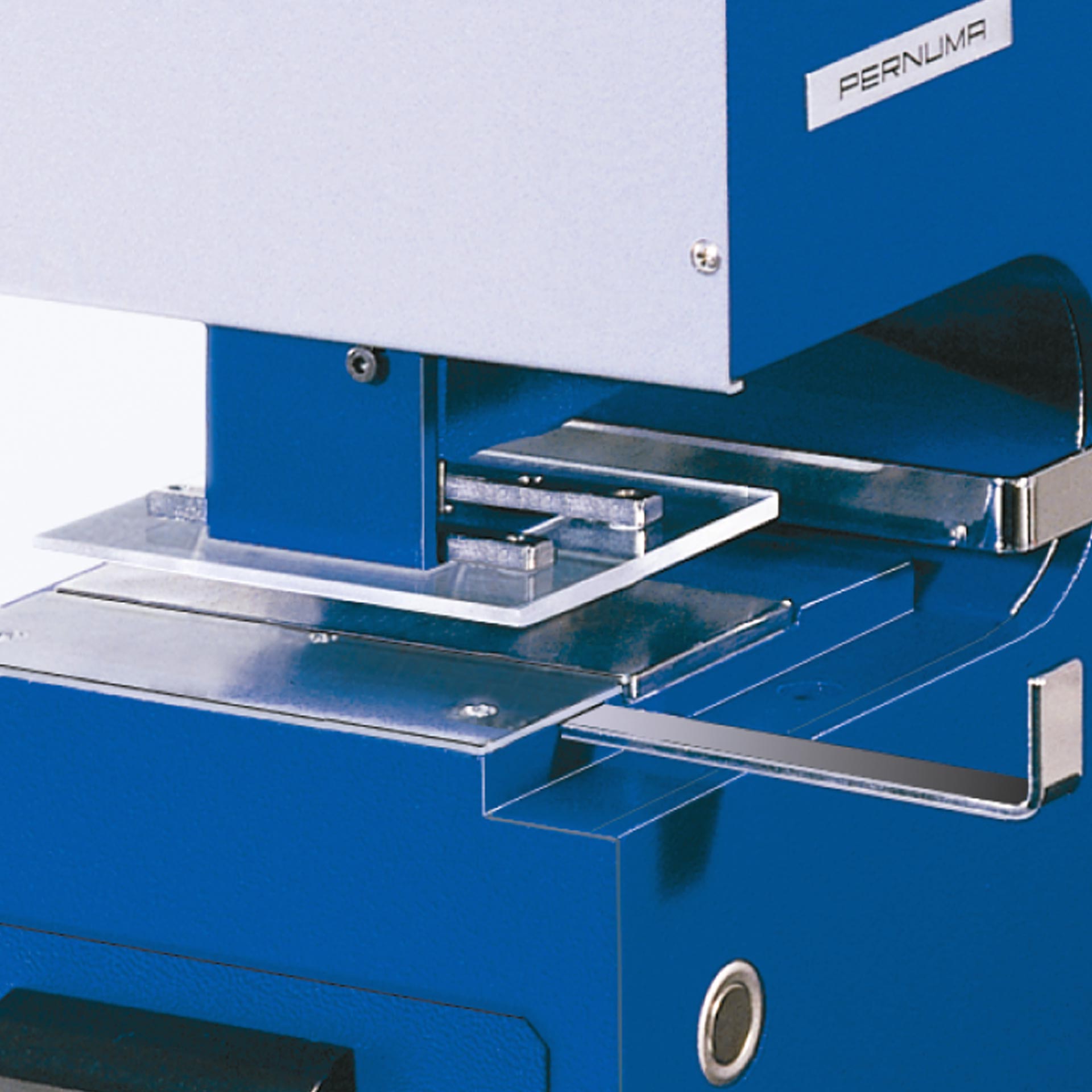 PERNUMA PERFOSET E/L Stanzbereich Detailansicht Detailansicht der PERNUMA PERFOSET E/L Loch-Entwertungsmaschine mit Metall-Einfuhrtisch, Anschlagführung und Stanzbereich unter dem Maschinenkopf.