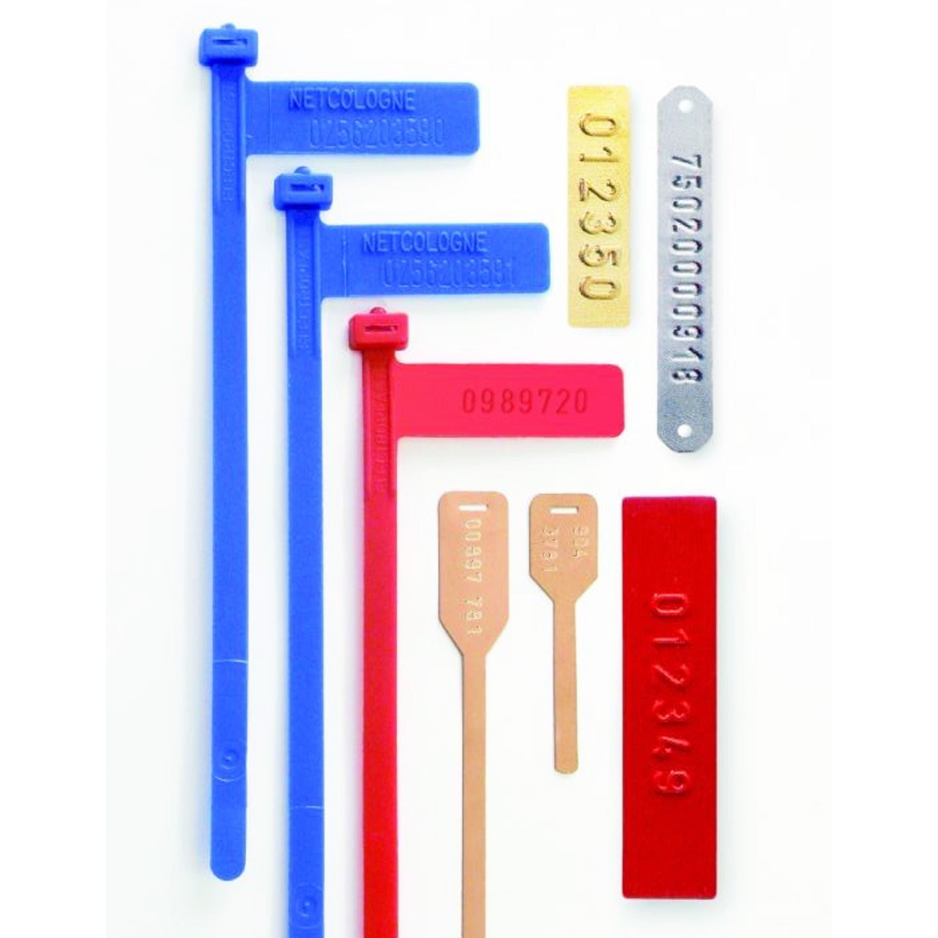 Beispielprägungen auf Kabelbindern und Kennzeichnungsschildern Beispielprägungen auf farbigen Kabelbindern, Kunststoffschildern und Metallanhängern mit eingeprägten Zahlen und Buchstaben.