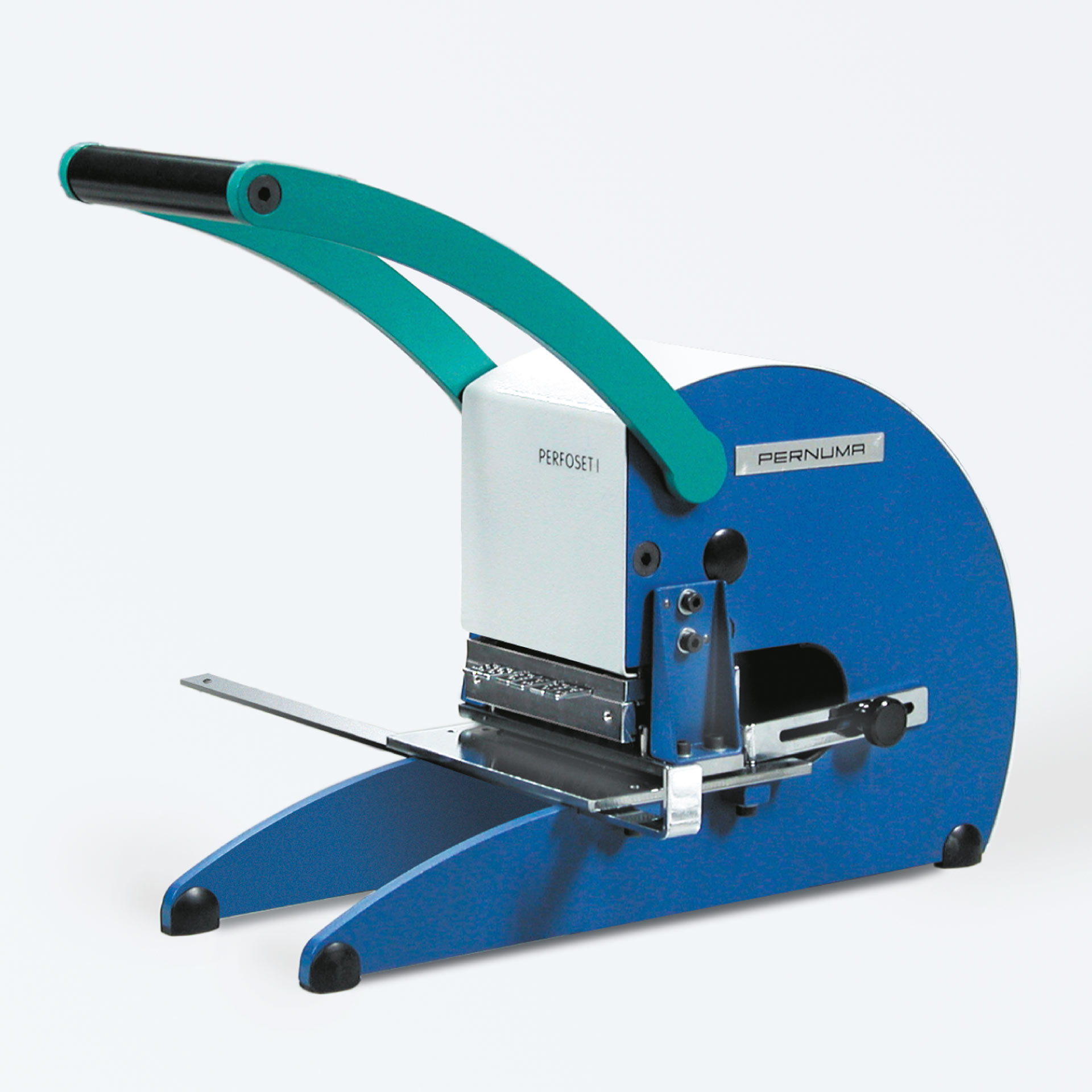 PERNUMA PERFOSET Perforiergerät Frontansicht schräg Manuelles Perforiergerät PERNUMA PERFOSET in schräger Frontansicht mit Hebelarm, Einlegtisch und Anschlag auf hellem Hintergrund.