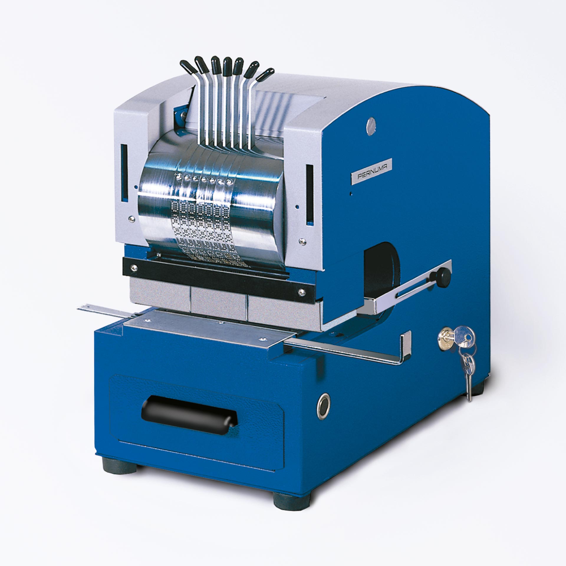 PERNUMA PERFOSTAR E Perforiermaschine Schräge Frontansicht der PERNUMA PERFOSTAR E Perforiermaschine mit blauem Gehäuse, sichtbarer Perforierwalze, mehreren Einstellhebeln oben