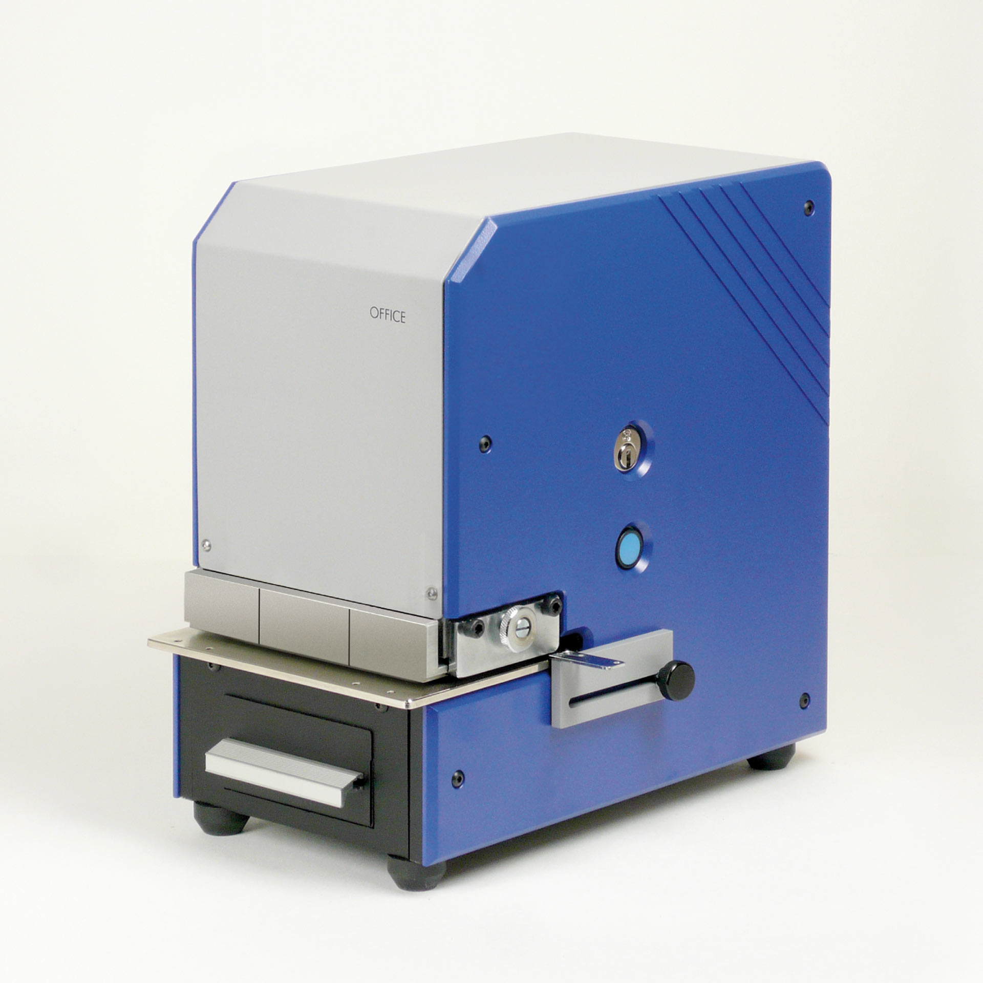 PERNUMA OFFICE T Perforiermaschine Seitenansicht Elektrische Perforiermaschine PERNUMA OFFICE T in blau-grau, seitliche Ansicht mit Einfuhrschlitz, Bedienknopf und Gehäuse auf Standfüßen
