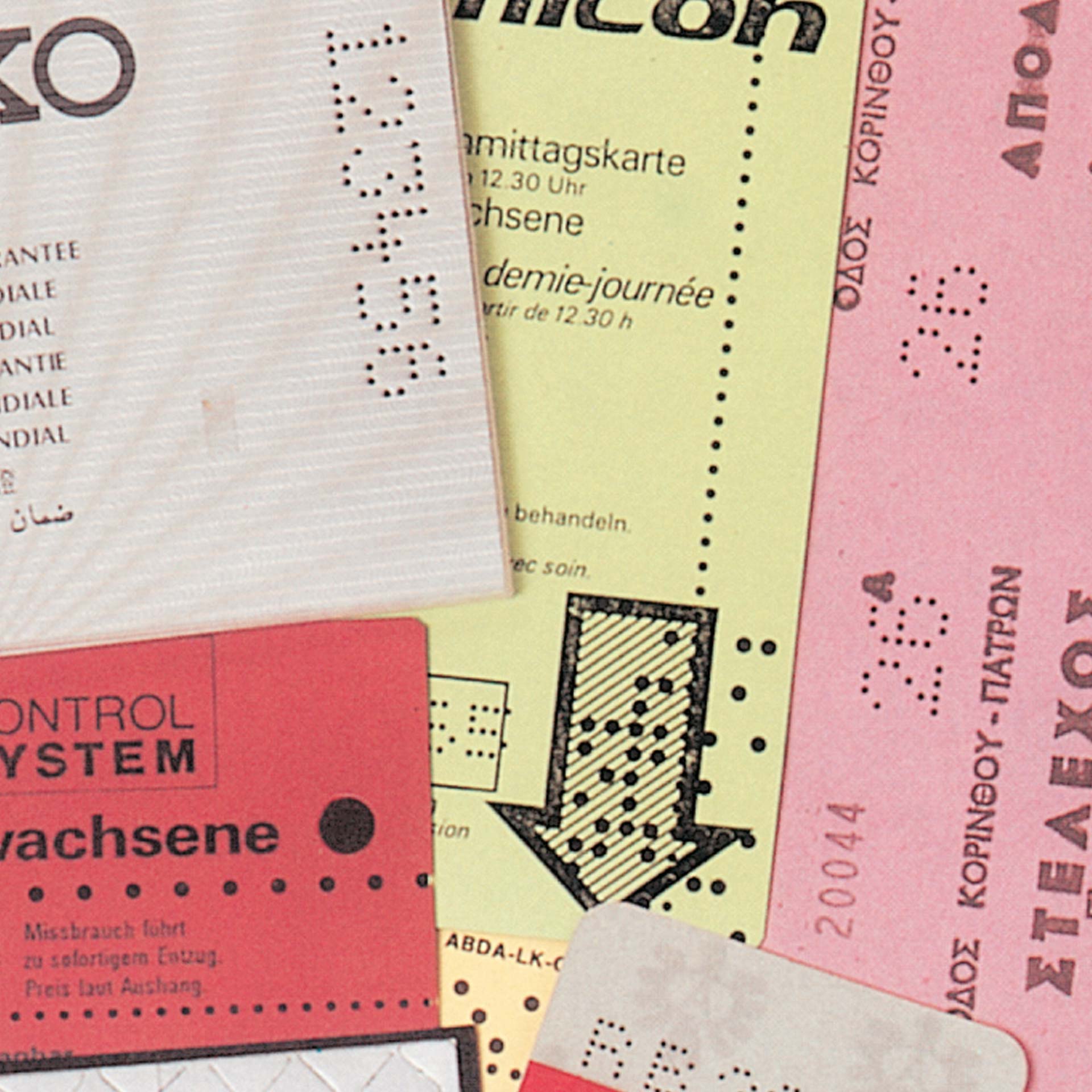 PERNUMA PERFOSTAR Beispielprägungen Detailansicht mehrerer Tickets und Karten mit unterschiedlichen Lochprägungen und perforierten Zeichen als Beispiel für Prägungen der PERNUMA PERFOSTAR