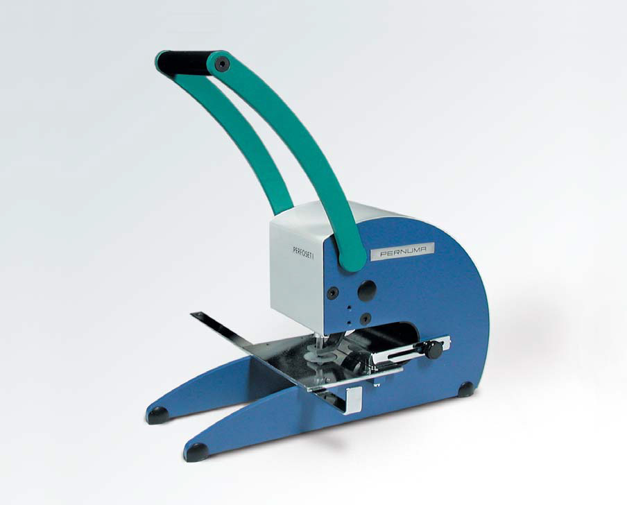 PERNUMA PERFOSET II/LA Loch-Entwertungsgerät Frontansicht schräg Loch-Entwertungsgerät PERNUMA PERFOSET II/LA in Front-Schrägansicht. Sichtbar sind der lange Handhebel, das Gehäuse, die Arbeitsfläche mit Anschlag und die geöffnete Einfuhr im vorderen Bereich.