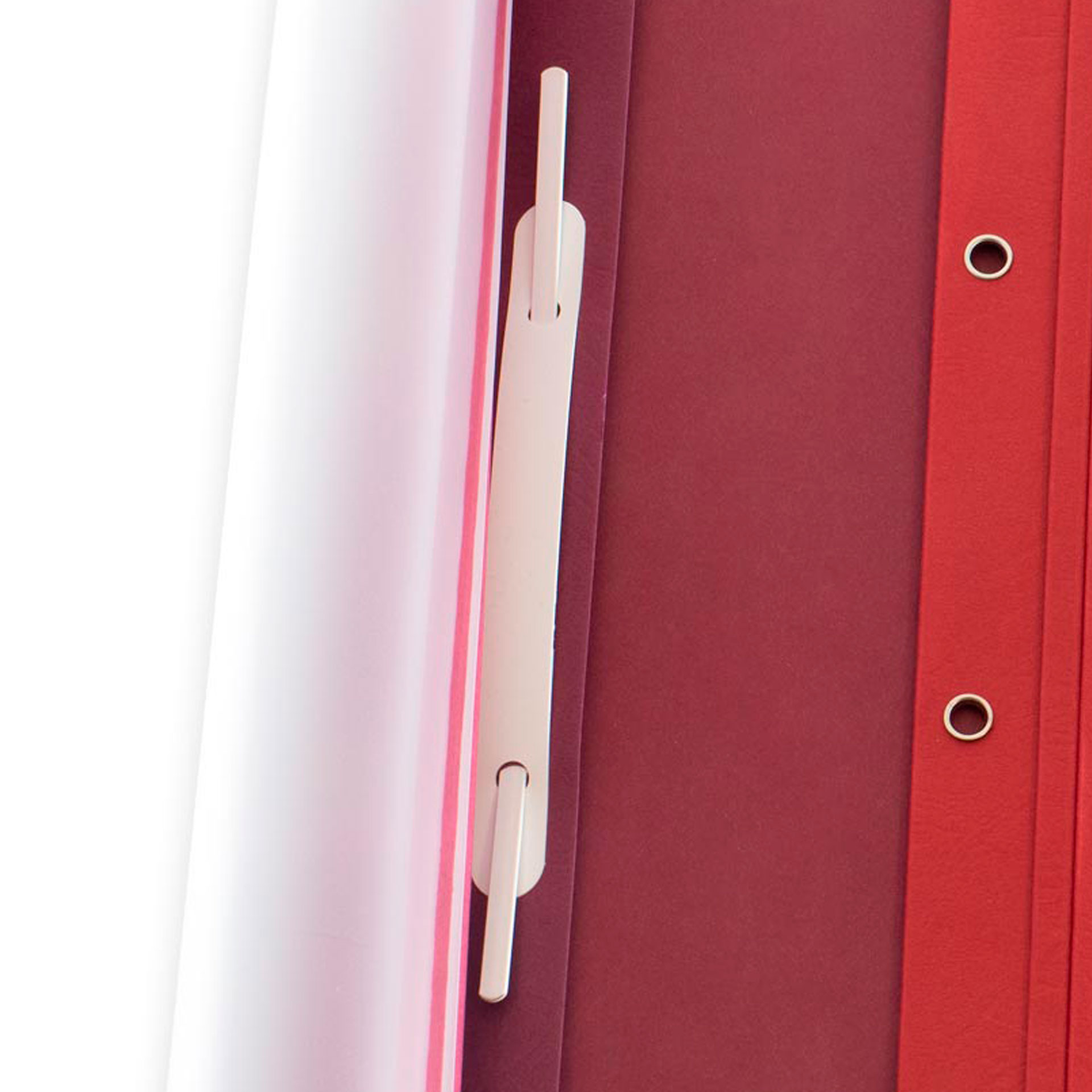 weiße Abheftmechanik in roter Vollkartonmappe (Detail A4 Querformat Mappe) Detailansicht von weißer Abheftmechanik in roter Vollkartonmappe (A4 Mappe quer)