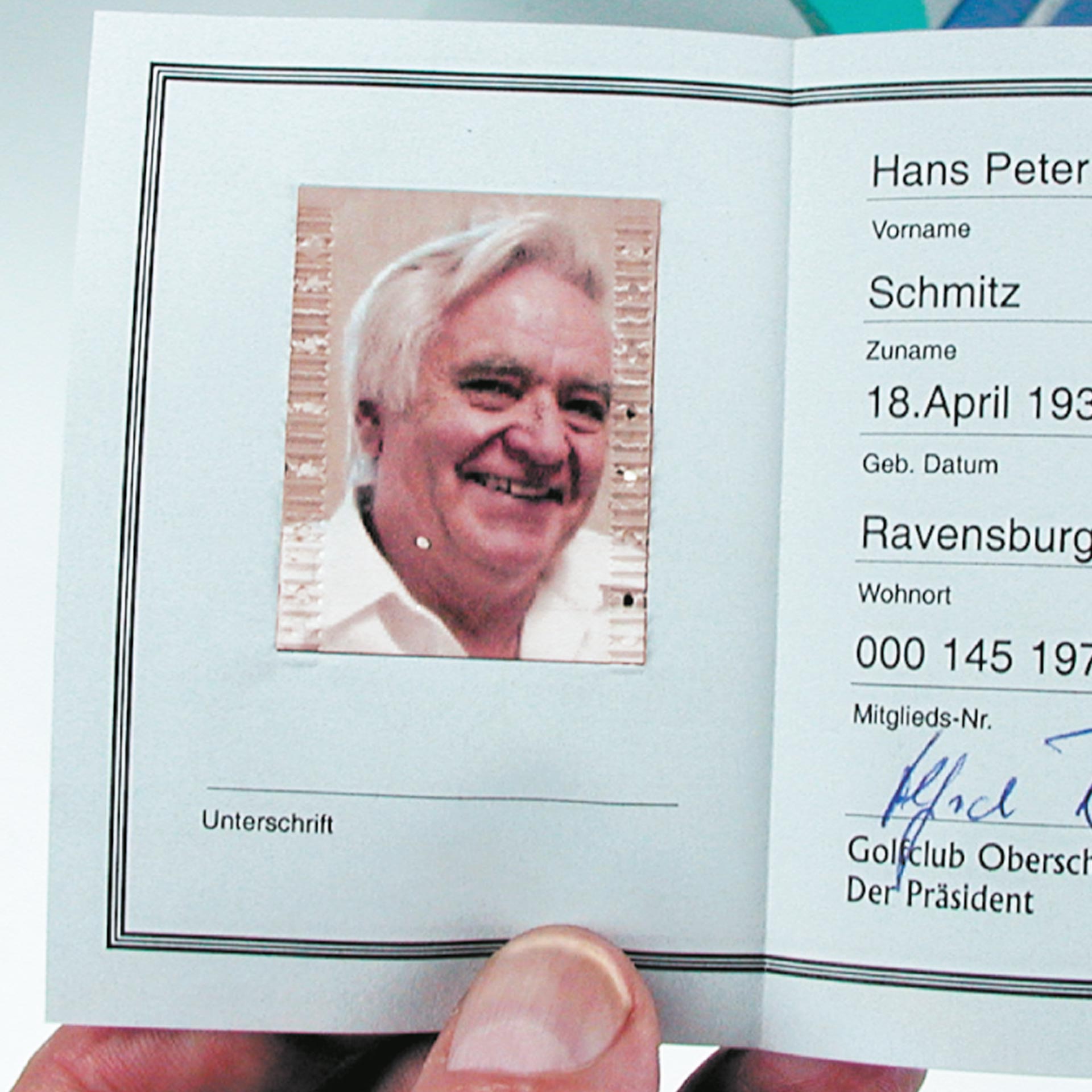 Beispielbild: Rasterprägung am Foto im Ausweis Beispielbild eines Ausweisdokuments mit eingeklebtem Foto und seitlichen Rasterprägungen am Bild