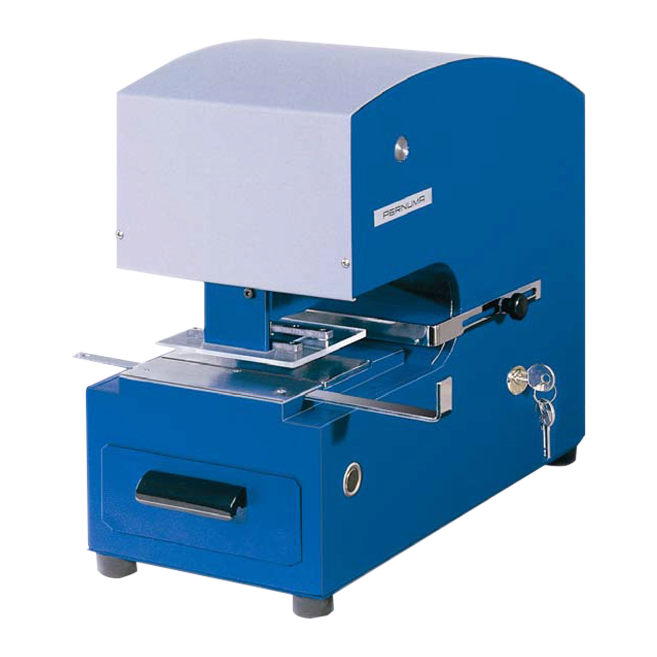 PERNUMA PERFOSET E/LA Loch-Entwertungsmaschine Frontansicht Elektrische Loch-Entwertungsmaschine PERNUMA PERFOSET E/LA in blauer Metallausführung, Front-Schrägansicht mit Arbeitstisch, seitlichem Anschlag und Schlüsselschloss an der rechten Seite.