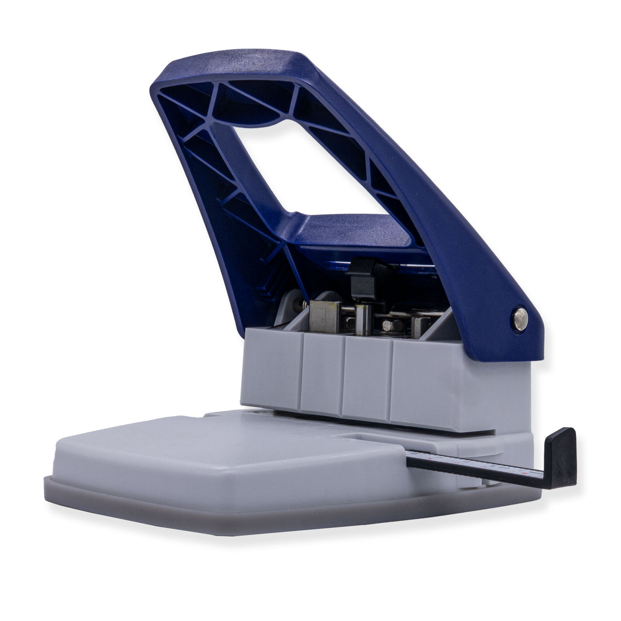 Warrior Versatile 3-IN-1 Punch Hinteransicht Schräge Hinteransicht des Warrior Versatile 3-IN-1 Punch. Das Bild zeigt den ergonomischen Handhebel, die stabile Gehäusekonstruktion und die herausziehbare Papierführung. Durch den Blickwinkel sind die Rückseite sowie Teile des Stanzmechanismus im Innere