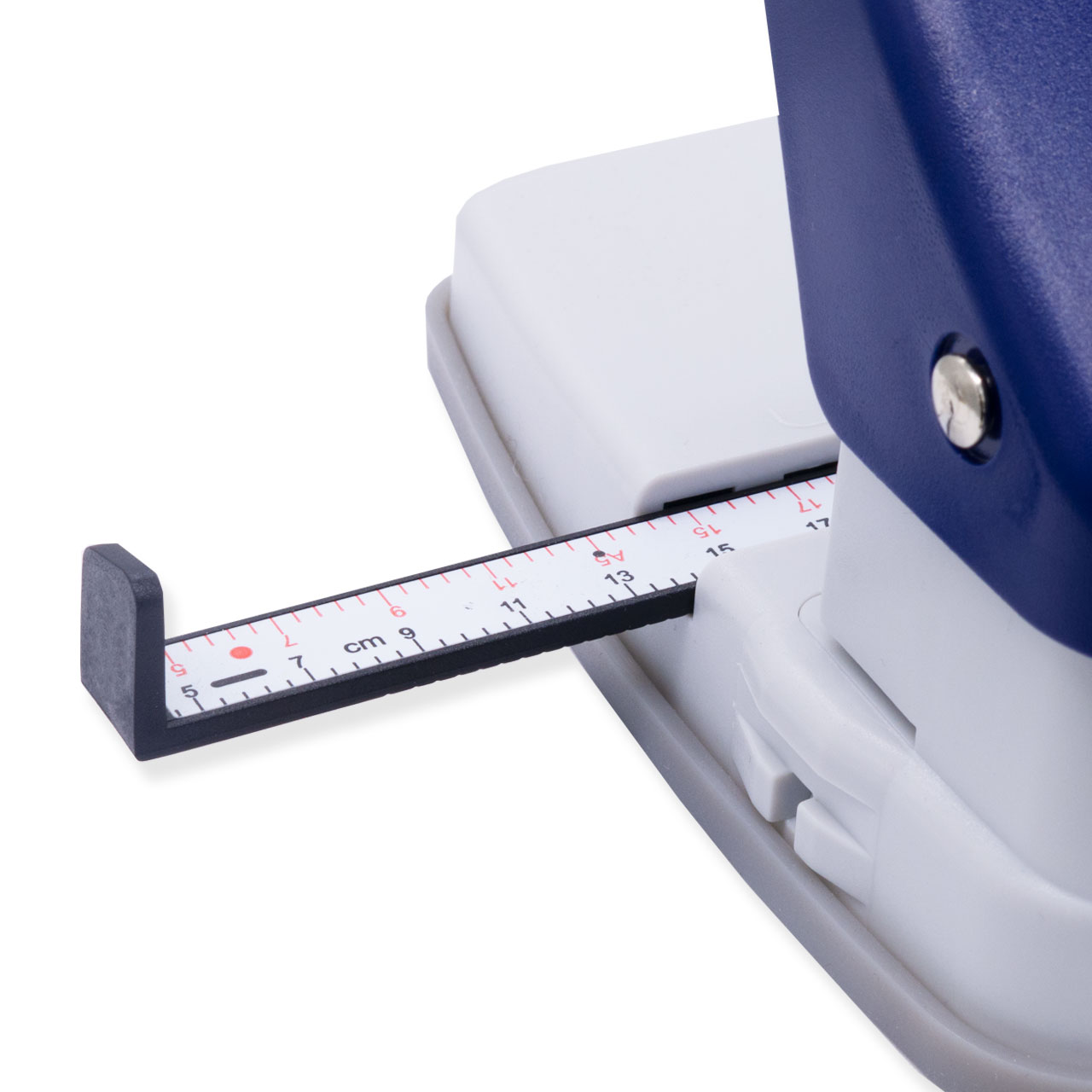 Verstellbarer Papieranschlag Detailansicht Detailaufnahme des verstellbaren Papieranschlags am Warrior Versatile 3-IN-1 Punch. Der herausziehbare Schieber mit Skala dient zum exakten Positionieren von Papier, Ausweiskarten und Namensschildern, um präzise Stanzergebnisse zu erzielen.