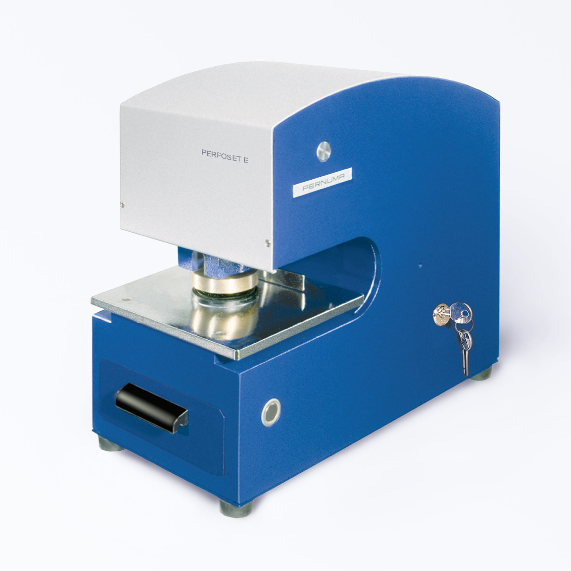 PERNUMA PERFOSET E Prägemaschine Frontansicht schräg Elektrische Prägemaschine PERNUMA PERFOSET E in blauer und grauer Ausführung, schräg von vorne fotografiert, mit Prägebereich, Metallplatte und seitlich angebrachtem Schlüsselschloss.