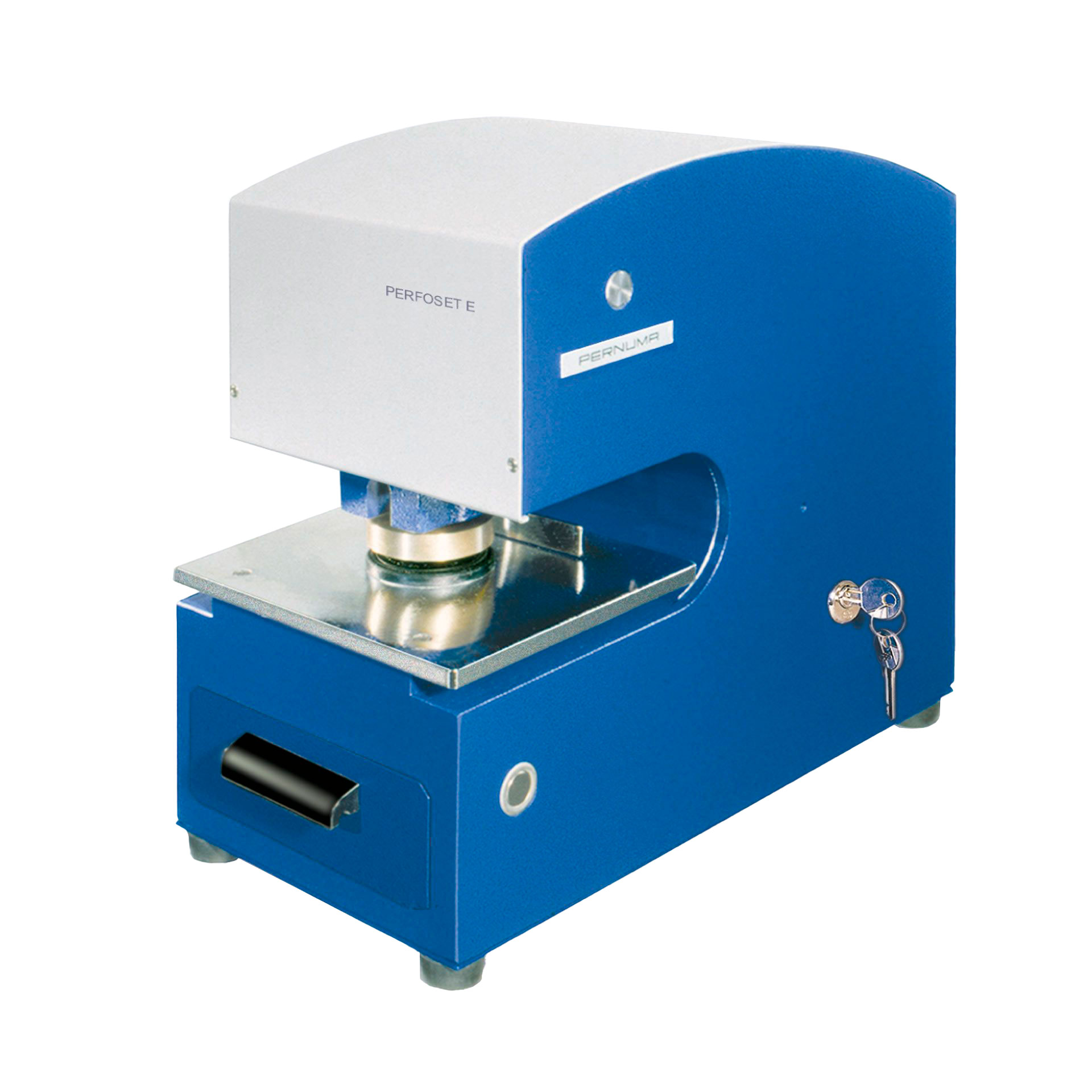 PERNUMA PERFOSET E Prägemaschine Frontansicht schräg Elektrische Prägemaschine PERNUMA PERFOSET E in blauer und grauer Ausführung, schräg von vorne fotografiert, mit Prägebereich, Metallplatte und seitlich angebrachtem Schlüsselschloss.
