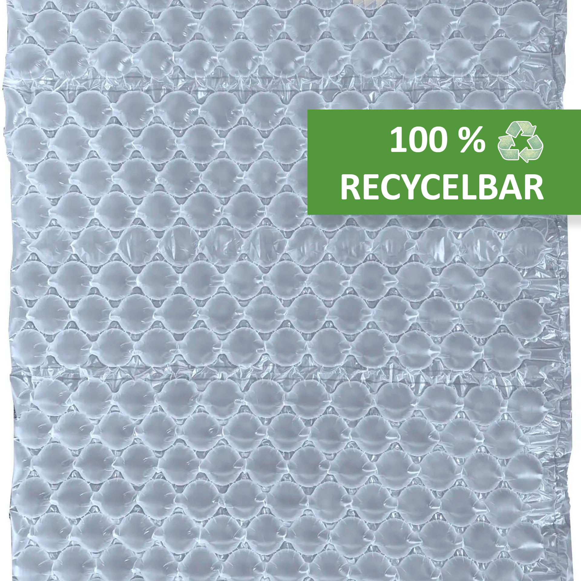 Luftpolsterfolie mit Hinweis auf 100 % Recycelbarkeit Frontansicht einer transparenten Luftpolsterfolie mit vielen kleinen, runden Luftkammern. Oben rechts befindet sich ein grünes Symbol mit der Aufschrift „100 % recycelbar“.