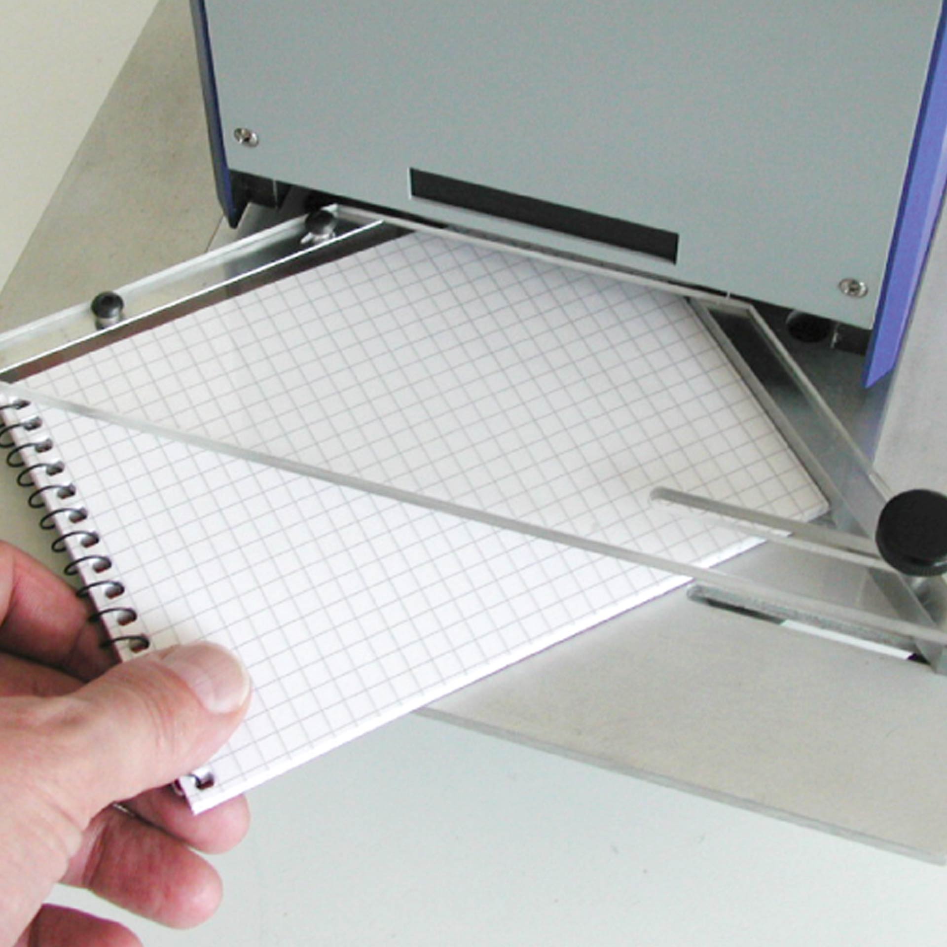 Anwednungsbeispiel Pernuma office C Eckenschneider Beispielbild und ANwendung der Pernuma office C Eckenschneider