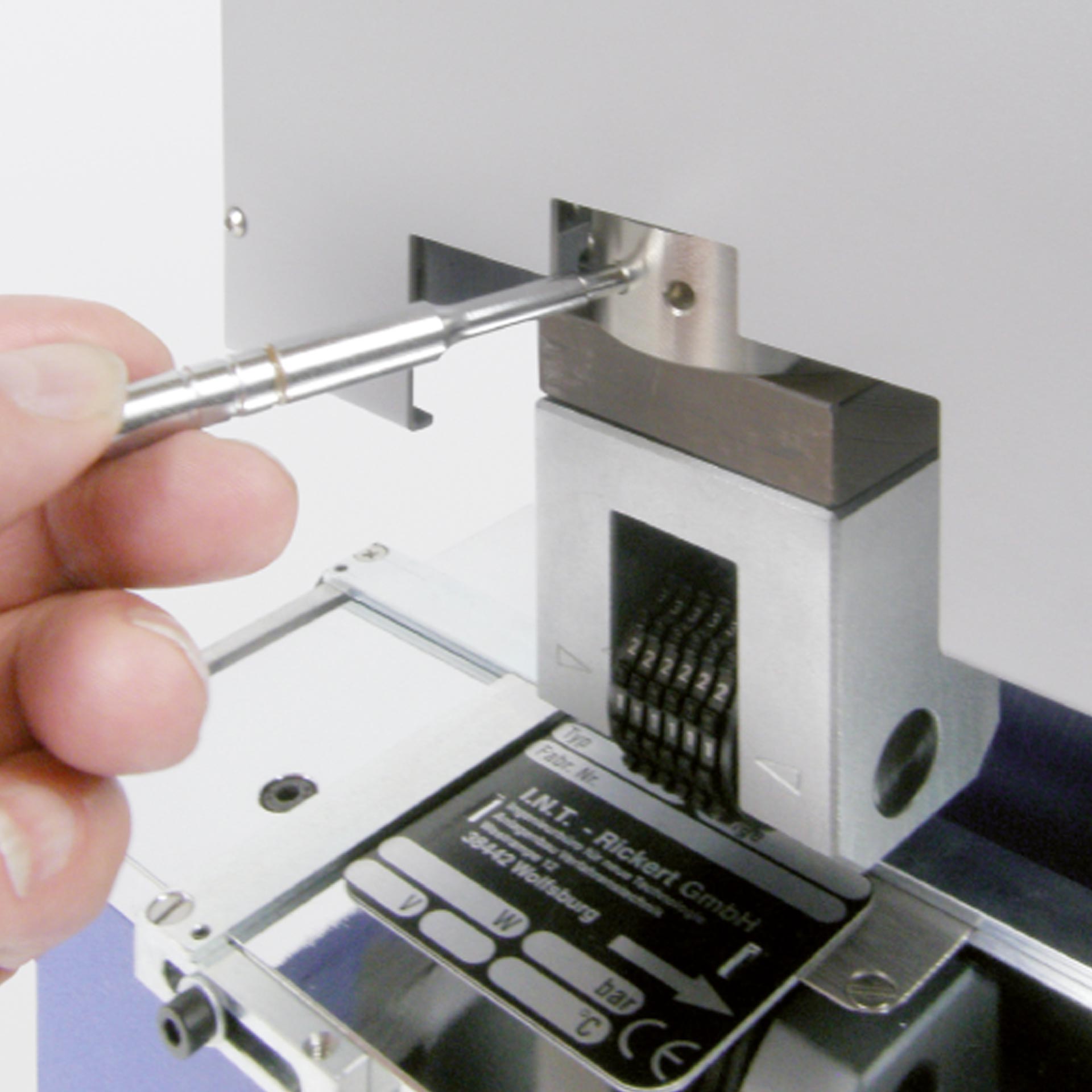 PERNUMA METALLPRINT EBeispielbild: Detail Prägeeinheit Detailansicht der Prägeeinheit der PERNUMA METALLPRINT E mit eingesetztem Typenhalter und Werkzeug zur Einstellung, Beispielanwendung