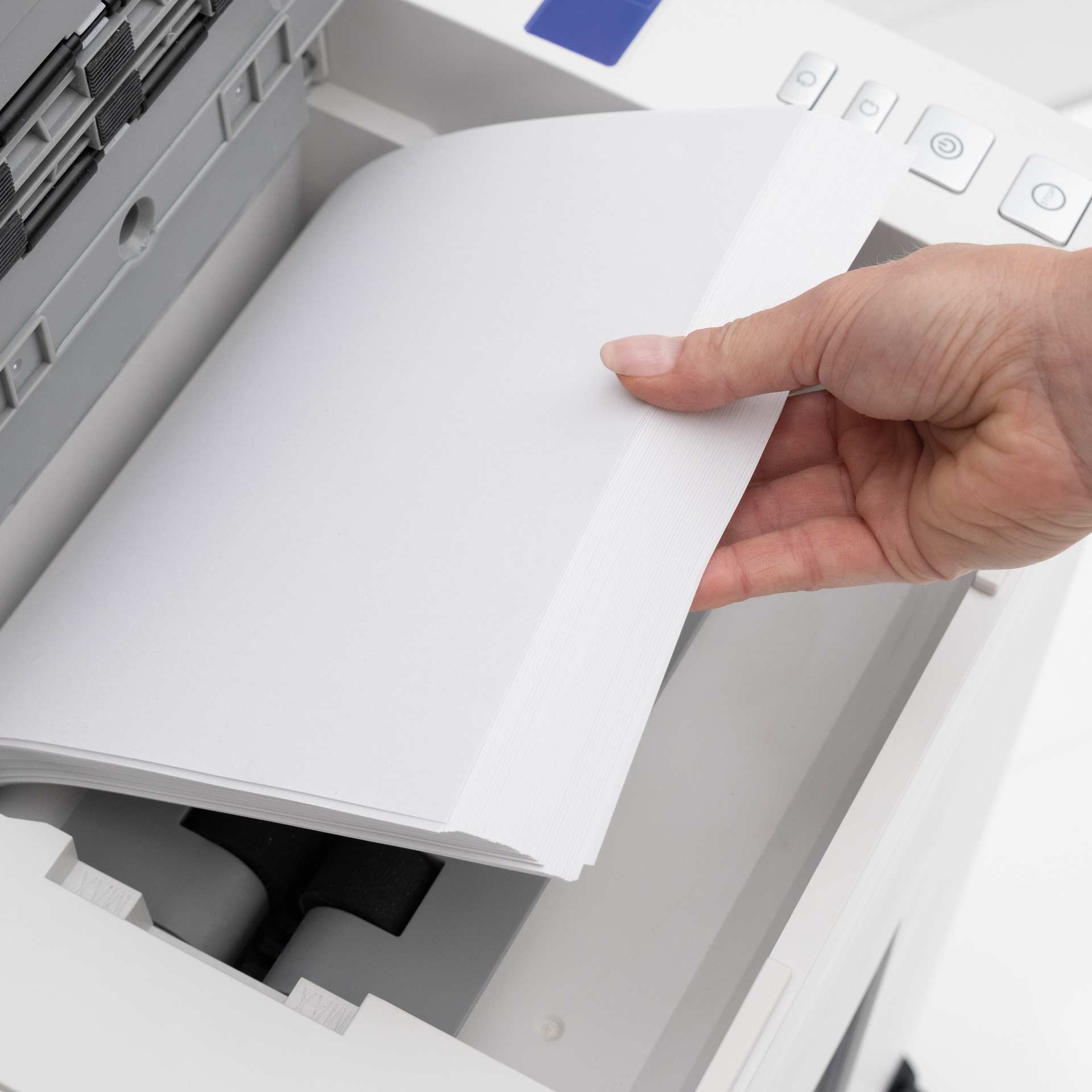 ideal shredcat 8292 cc aktenvernichter-darstellung der auto-feed funktion-offene klappe mit papierstapel zum automatischem schreddern