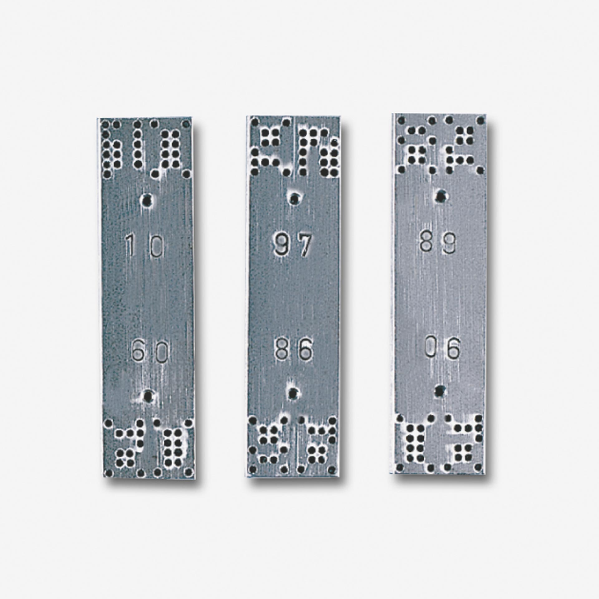 PERNUMA PERFOSTAR Metallschieber Detail Detailansicht von drei Metallschiebern der PERNUMA PERFOSTAR mit eingeprägten Zahlen und sichtbaren Lochmustern.