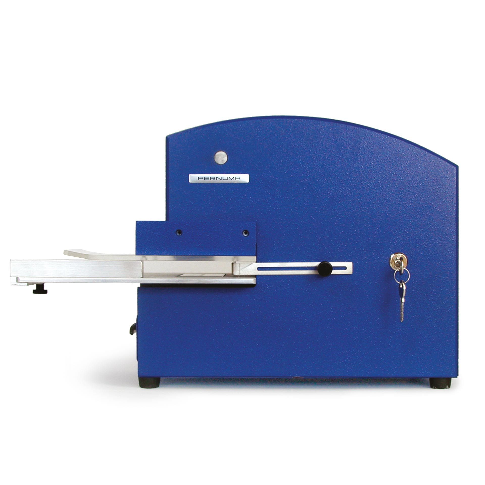 PERNUMA PERFOSET EX/L Loch-Entwertungsmaschine Seitenansicht Seitenansicht der elektrischen Loch-Entwertungsmaschine PERNUMA PERFOSET EX/L mit blauem Gehäuse. Sichtbar sind der seitliche Arbeitstisch mit Anschlag, ein Einstellknopf sowie ein seitlich angebrachtes Sicherheitsschloss mit eingestecktem Schlüssel.