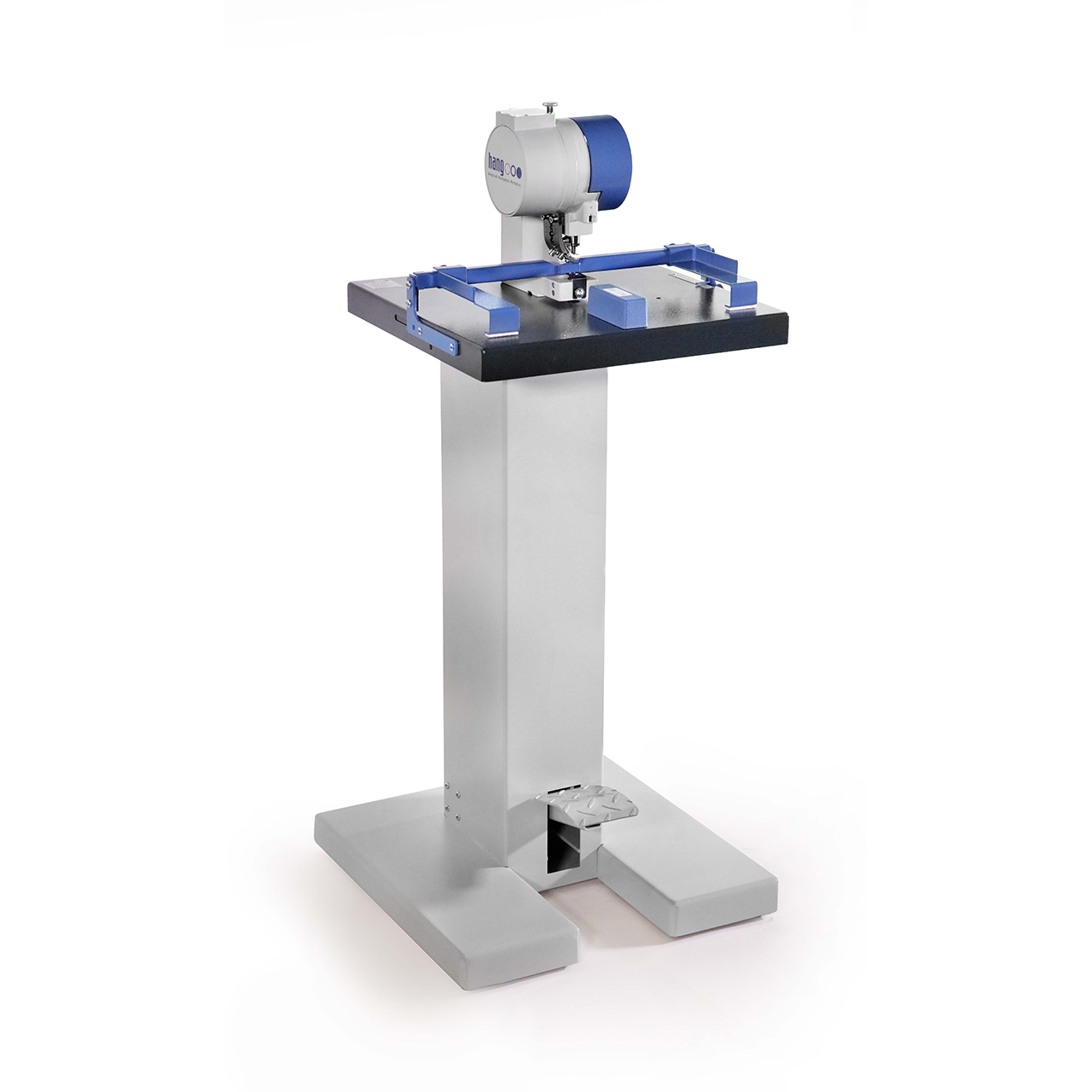 Ösmaschine Hang Piccolo Modell 102-20 / 28 Freigestellte Schrägansicht des Hang Piccolo Modells 102-20 / 28 auf einem Standfuß mit Fußpedal. Die Ösenpresse besitzt eine rechteckige Arbeitsfläche mit blauen Materialführungen.