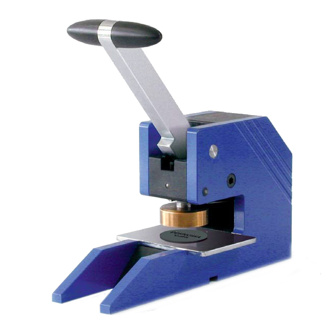 PERNUMA MICROSET Trockenstempel-Prägegerät Schrägansicht Schrägansicht des PERNUMA MICROSET Trockenstempel-Prägegeräts mit blauem Gehäuse, Hebelgriff und eingesetztem runden Prägestempel auf der Prägefläche.