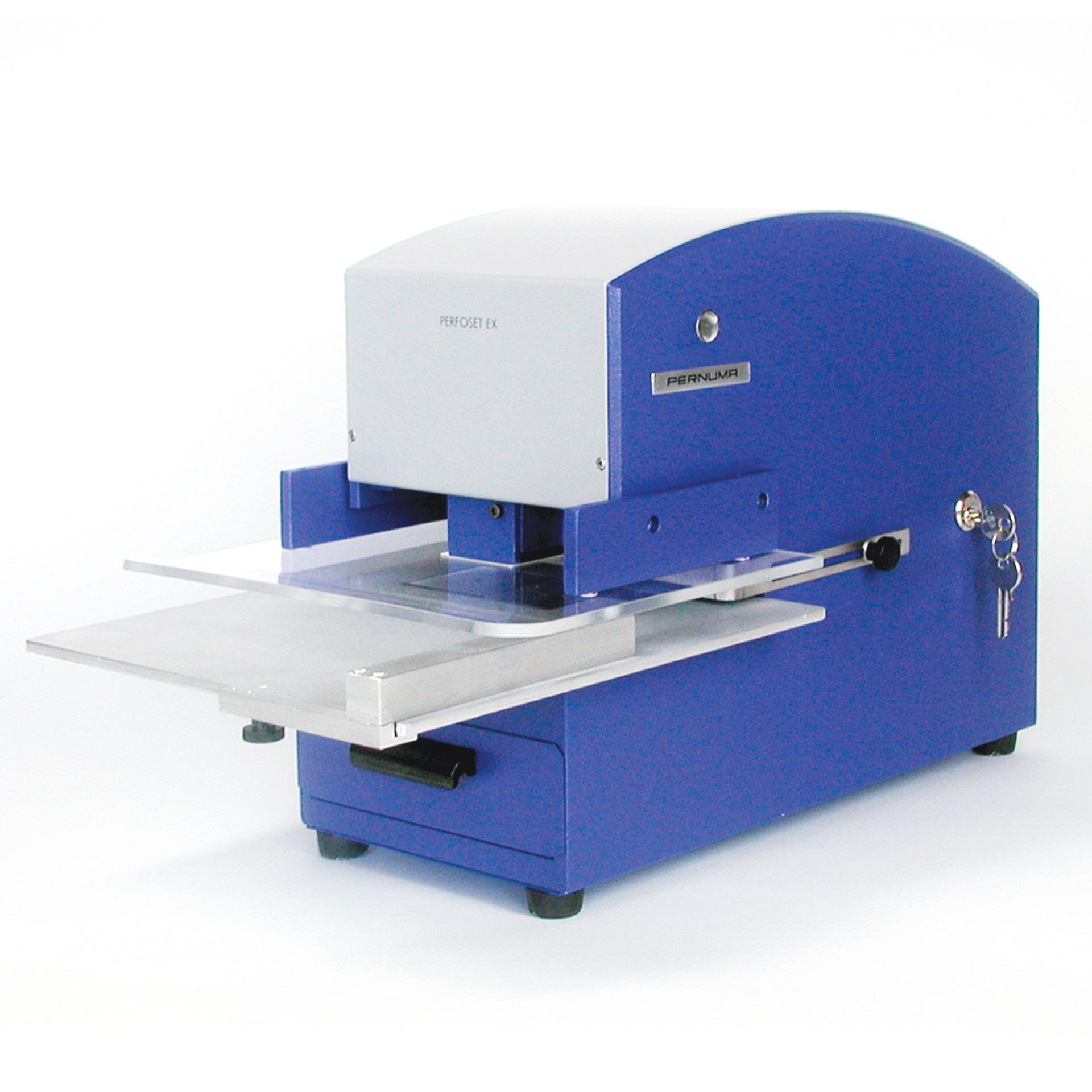 PERNUMA PERFOSET EX/L Loch-Entwertungsmaschine Schrägansicht Schräg aufgenommene Ansicht der elektrischen Loch-Entwertungsmaschine PERNUMA PERFOSET EX/L. Sichtbar sind das blaue Maschinengehäuse, der weiße Motoraufsatz, ein transparenter Arbeitstisch mit Anschlag sowie ein seitlich angebrachtes Sicherheitsschloss m