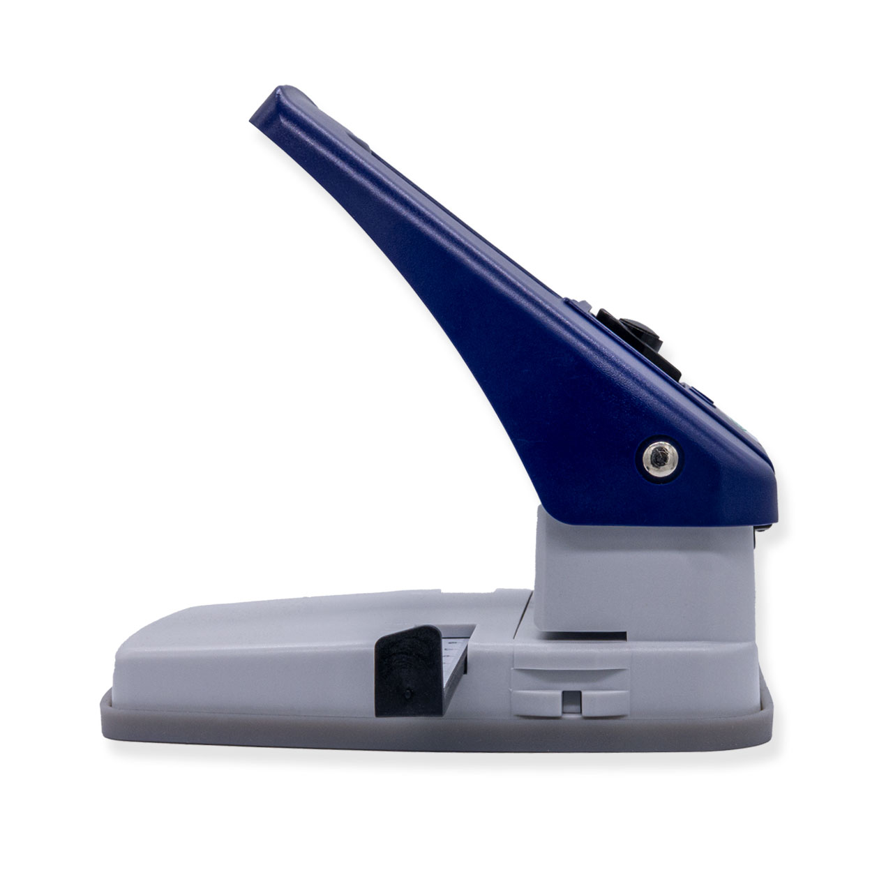 Warrior Versatile 3-IN-1 Punch Seiten Seitenansicht des Warrior Versatile 3-IN-1 Punch mit geschlossenem Hebel. Gut erkennbar sind die kompakte Bauform, die stabile Standfläche sowie die herausziehbare Papierführung zur Ausrichtung des Materials.