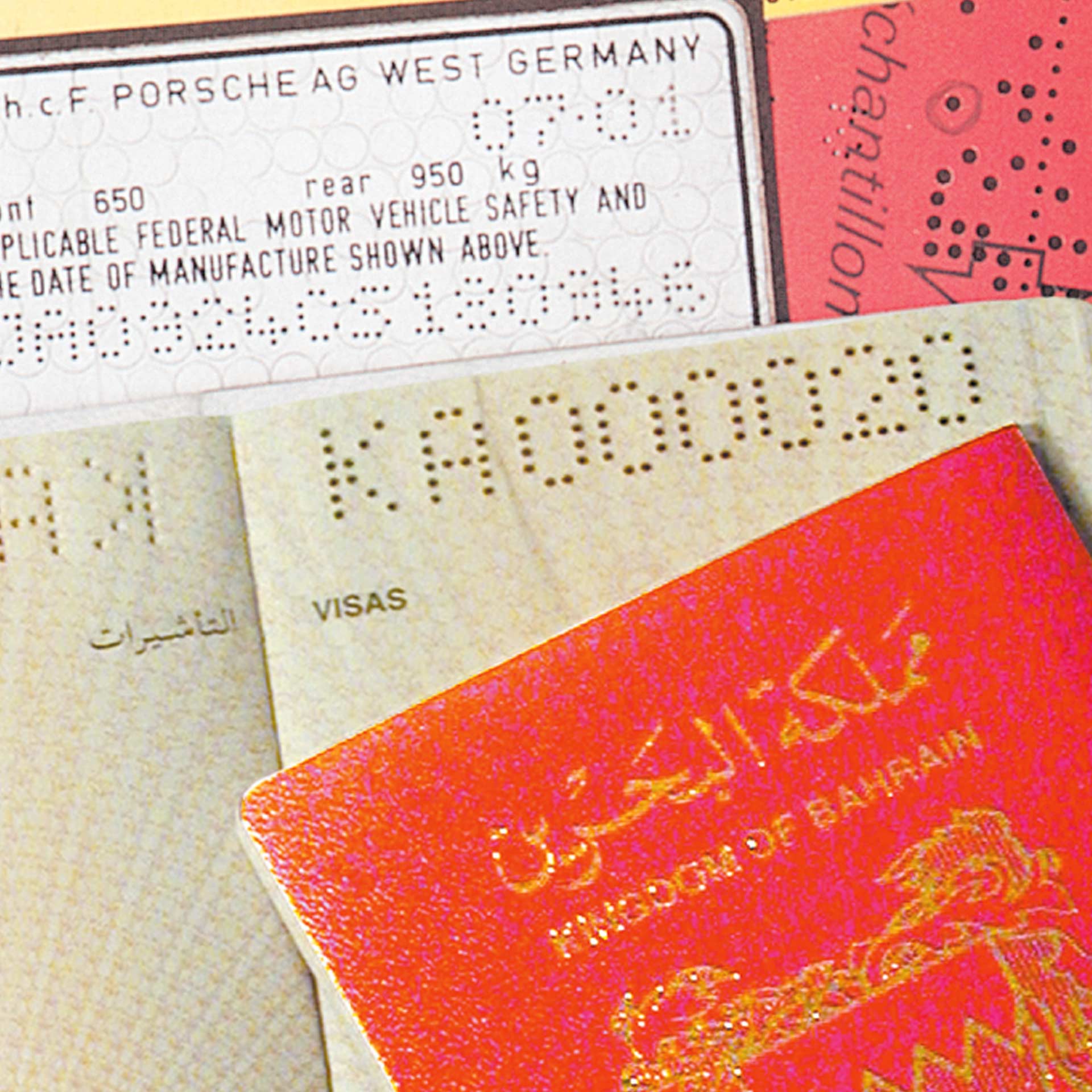 PERNUMA PERFOSTAR Beispielprägungen Detailansicht mehrerer Dokumente und Karten mit perforierten Buchstaben und Zahlen, darunter ein Reisepass und verschiedene Etiketten