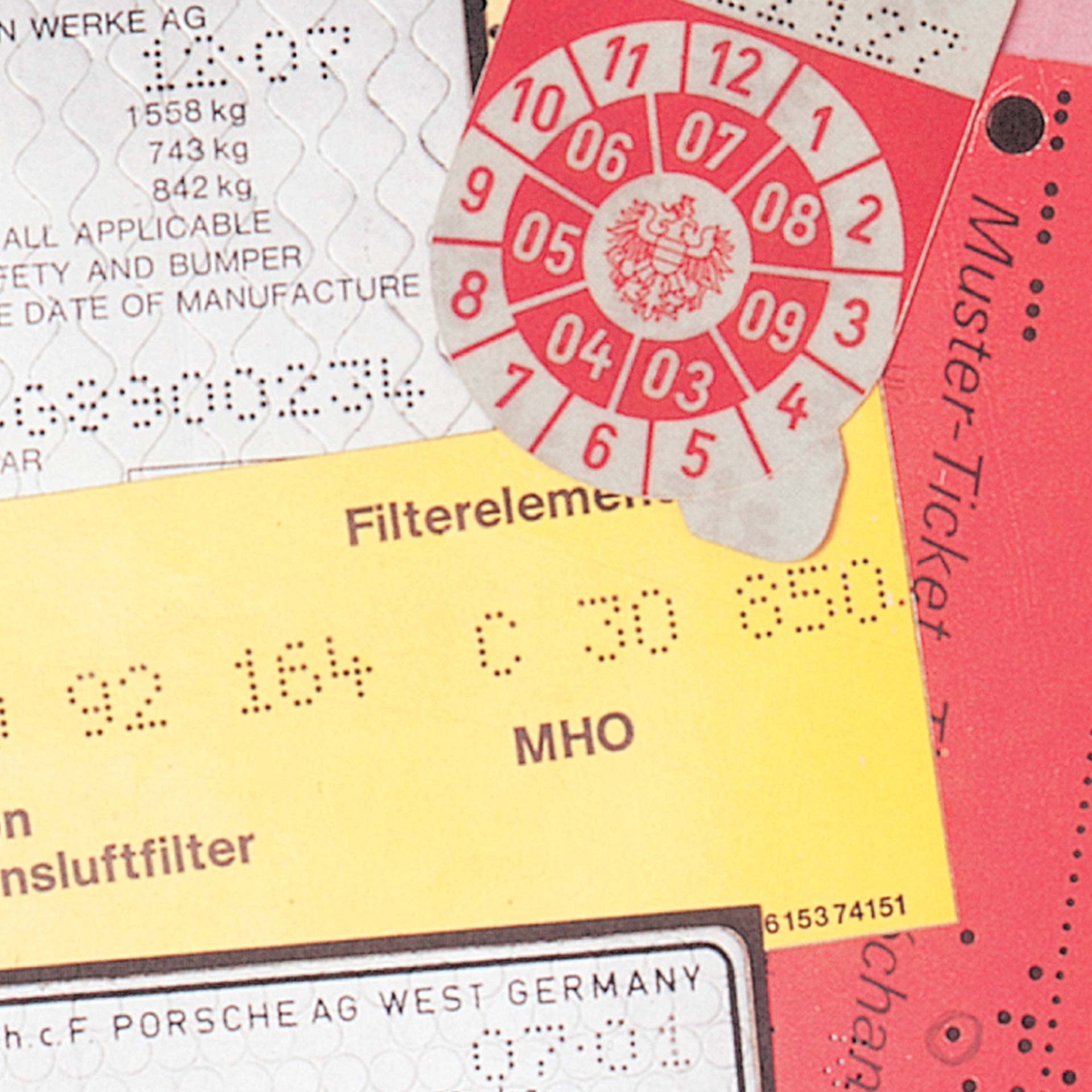 PERNUMA PERFOSTAR Beispielprägungen Detailansicht verschiedener Karten und Etiketten mit perforierten Zahlen und Zeichen sowie einer runden Prüfplakette als Beispiel für Perforationen