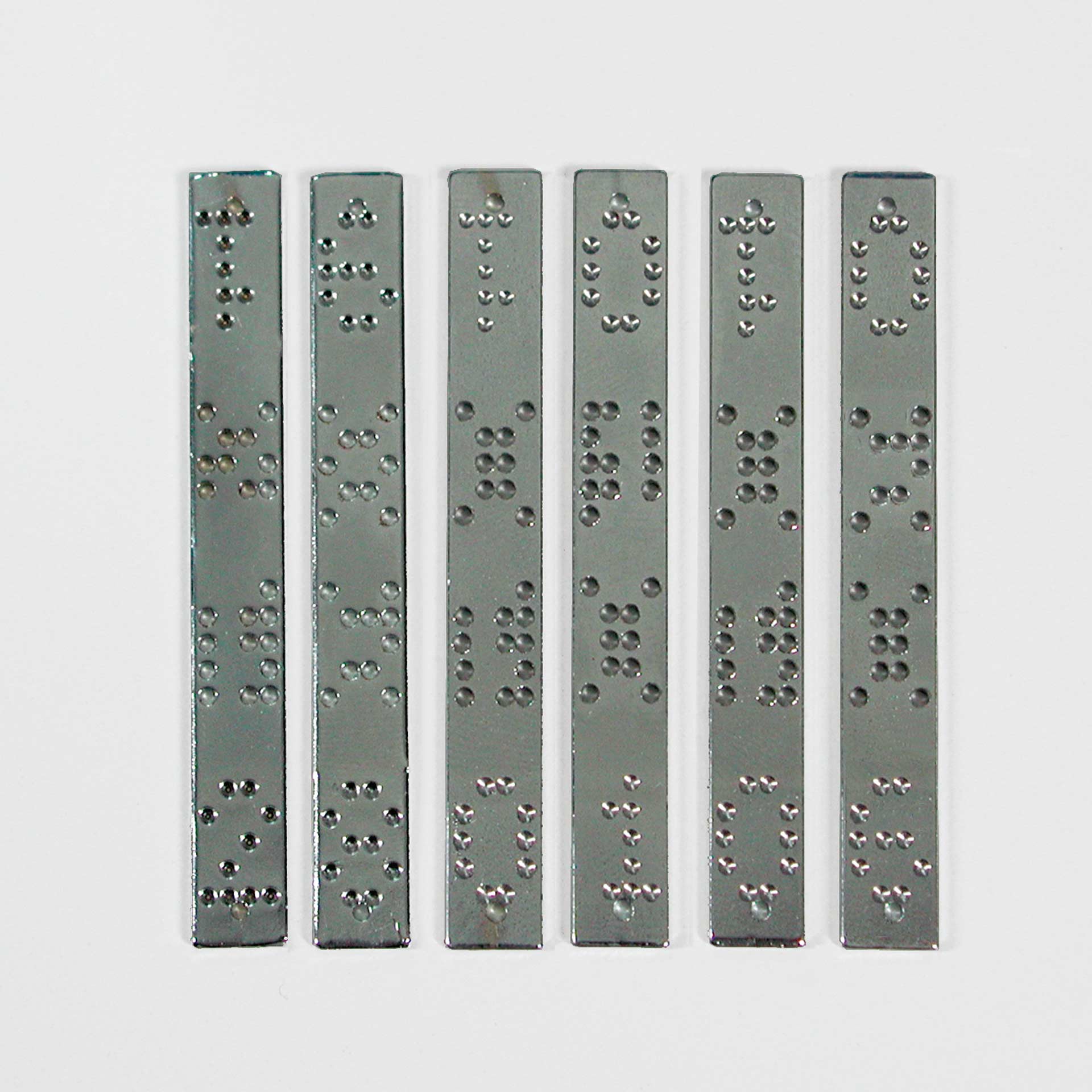 Metallschieber für Datum Perforation Mehrere schmale Metallschieber mit punktförmigen Prägungen in Reihen angeordnet, dargestellt als einzelne Elemente nebeneinander.