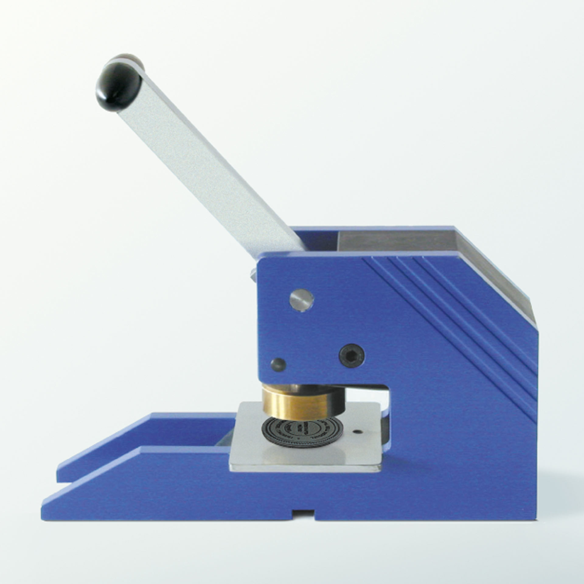 PERNUMA MICROSET Trockenstempel Anwendung Detailansicht Detailansicht des PERNUMA MICROSET Trockenstempel-Prägegeräts während der Anwendung, eine Hand drückt den Hebel und der runde Prägestempel prägt ein Dokument.