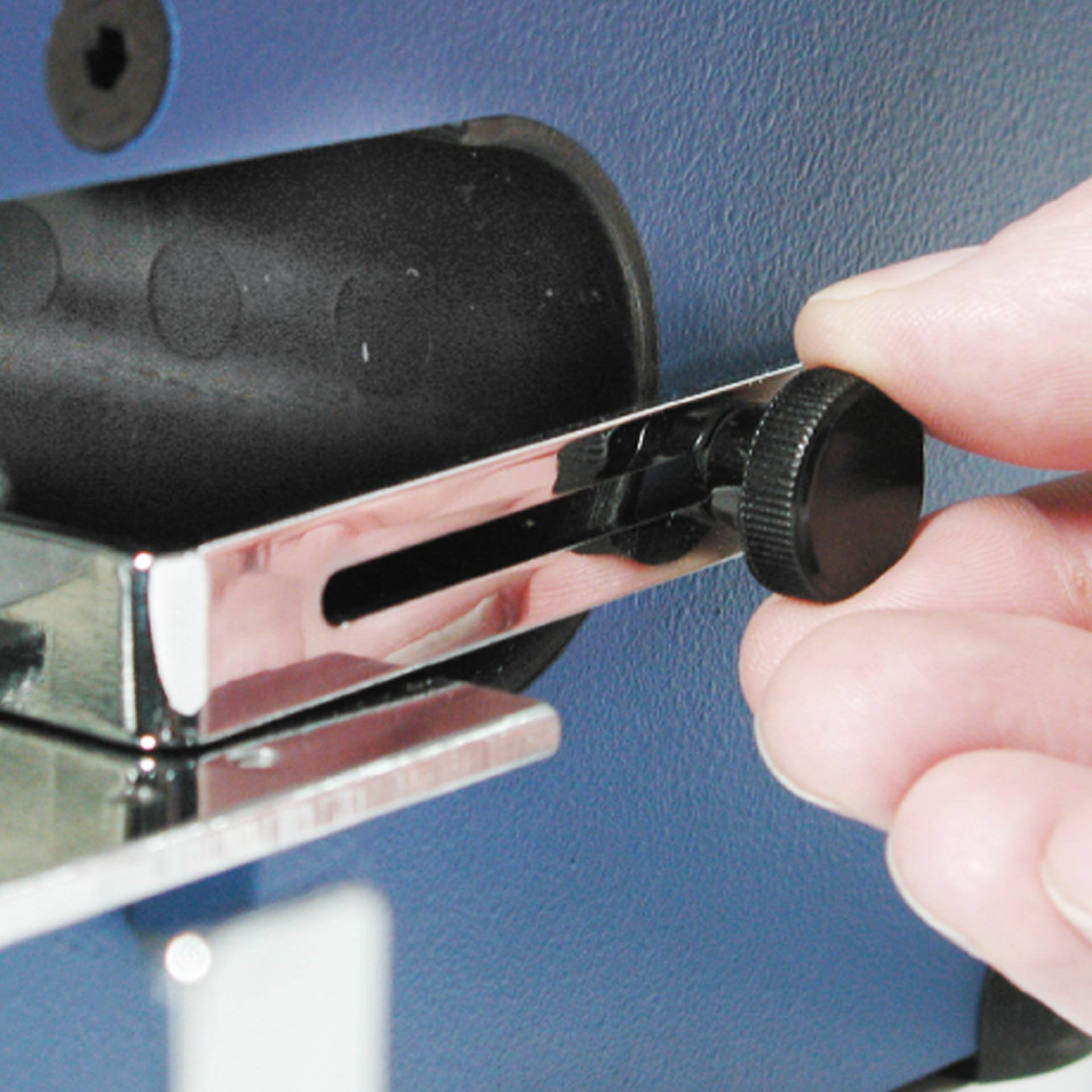 PERNUMA PERFOSET I/L und II/L Loch- und Entwertungsmaschine Detailansicht Detailansicht der PERNUMA PERFOSET I/L und II/L Loch- und Entwertungsmaschine mit Stanzbereich und Anschlägen