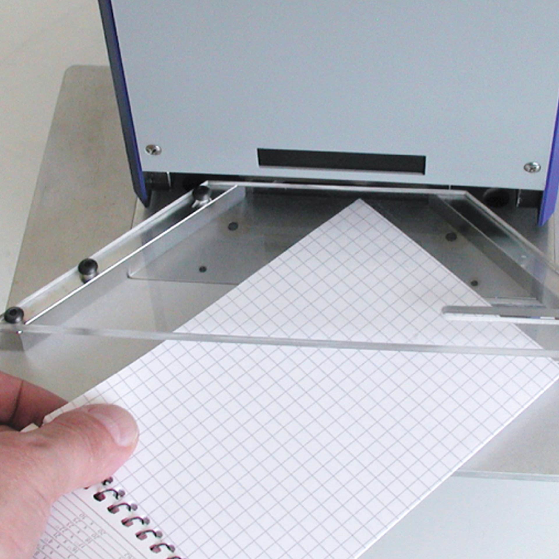 Pernuma office C Eckenschneider Anwednung Anwendungsbeispiel der Pernuma office C Eckenschneider