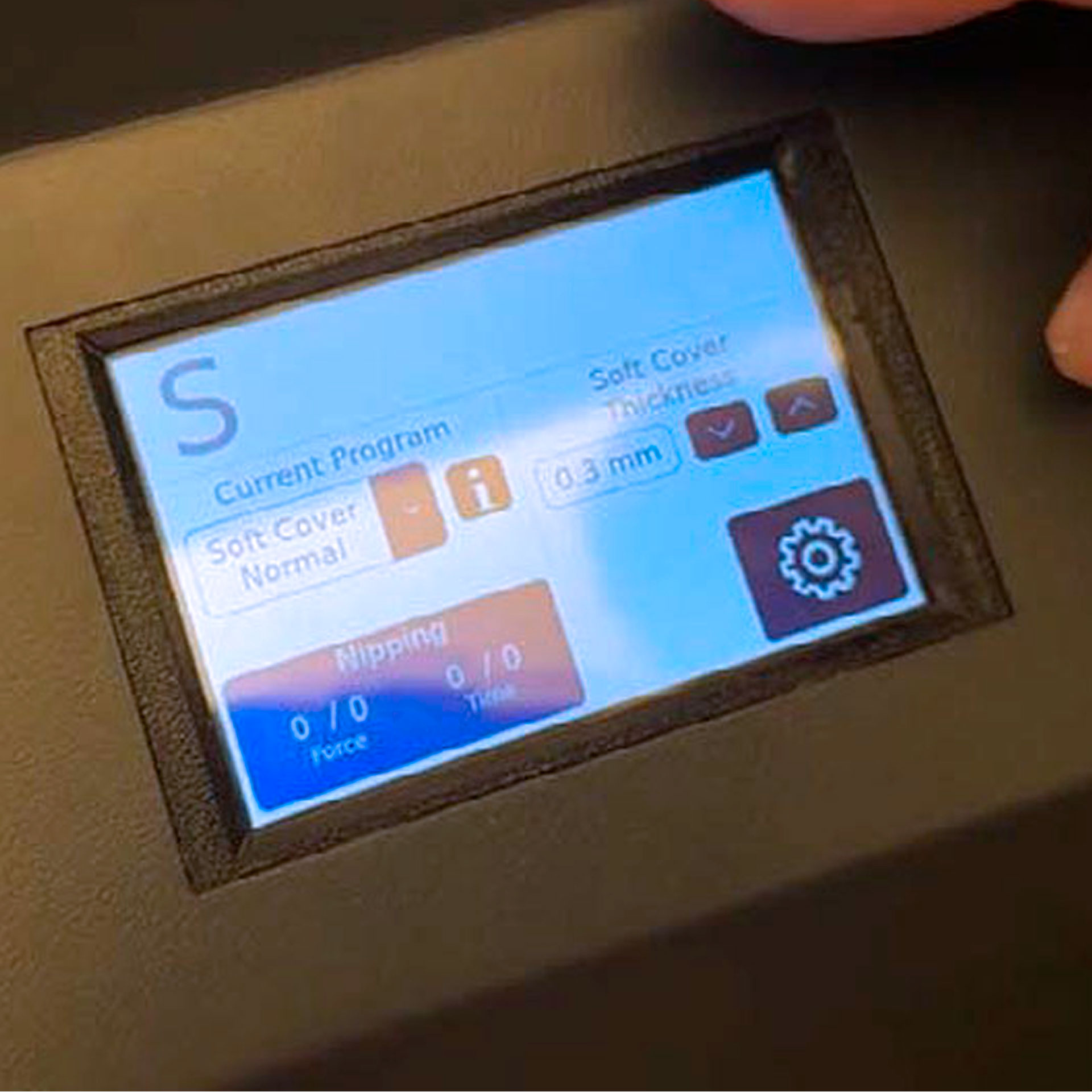 Bedienfeld des Fastbind Sense Ultra Touchscreen des Fastbind ONE Sense Ultra mit Anzeigen zur Programmauswahl und zu den Bindeeinstellungen
