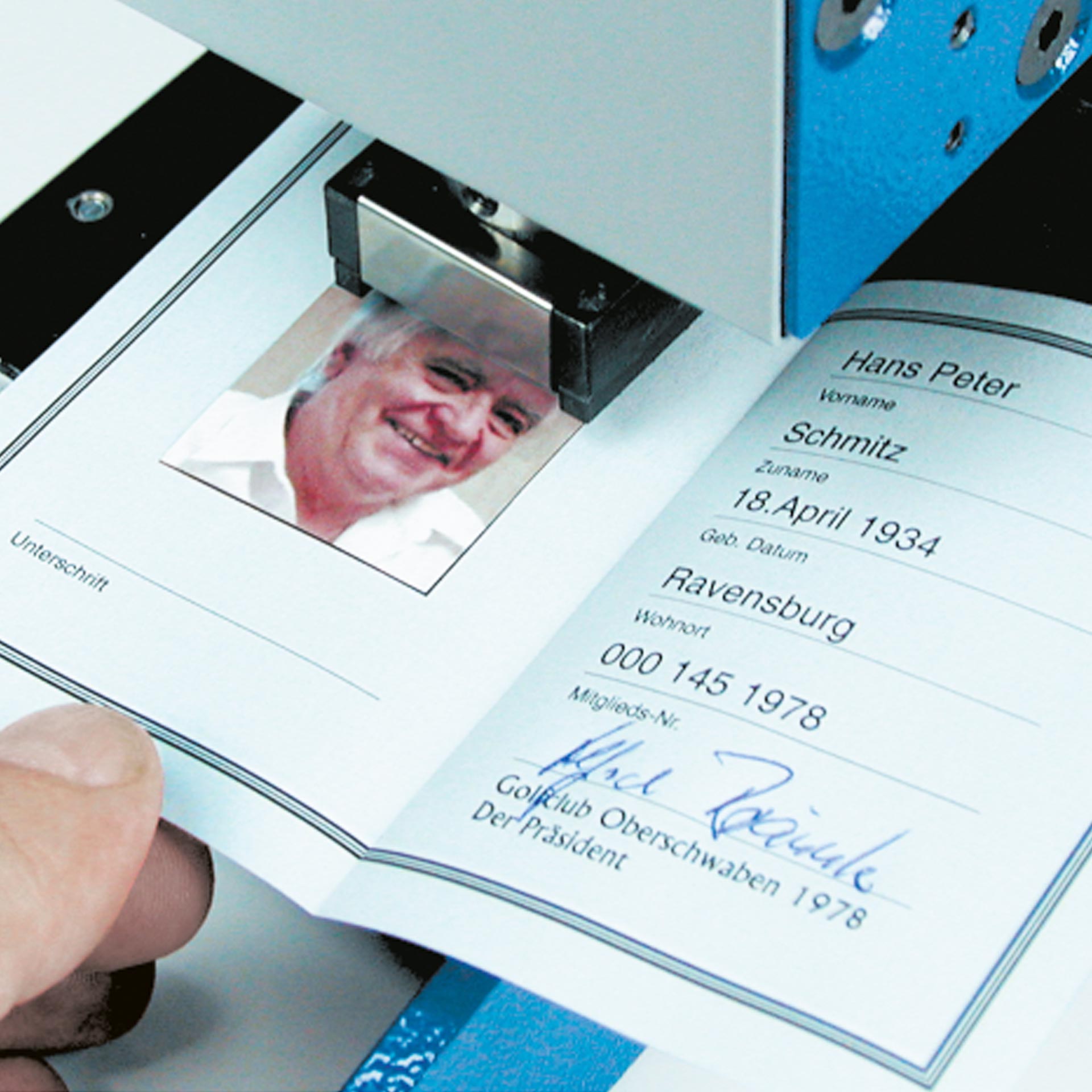 Beispielbild: PERNUMA PERFOSET I/R Anwendung am Ausweis Anwendung des PERNUMA PERFOSET I/R Rasterprägegeräts beim Prägen eines Fotos in einem Ausweisdokument