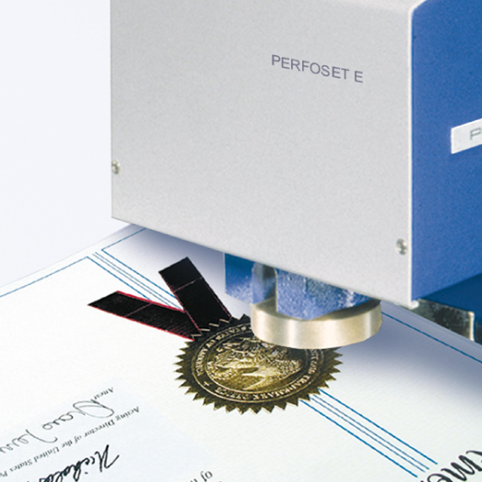 PERNUMA PERFOSET E Prägemaschine Anwendung beim Prägen eines Dokuments Elektrische Prägemaschine PERNUMA PERFOSET E beim Prägen eines Dokuments mit eingelegtem Papier und sichtbarem Prägesiegel.