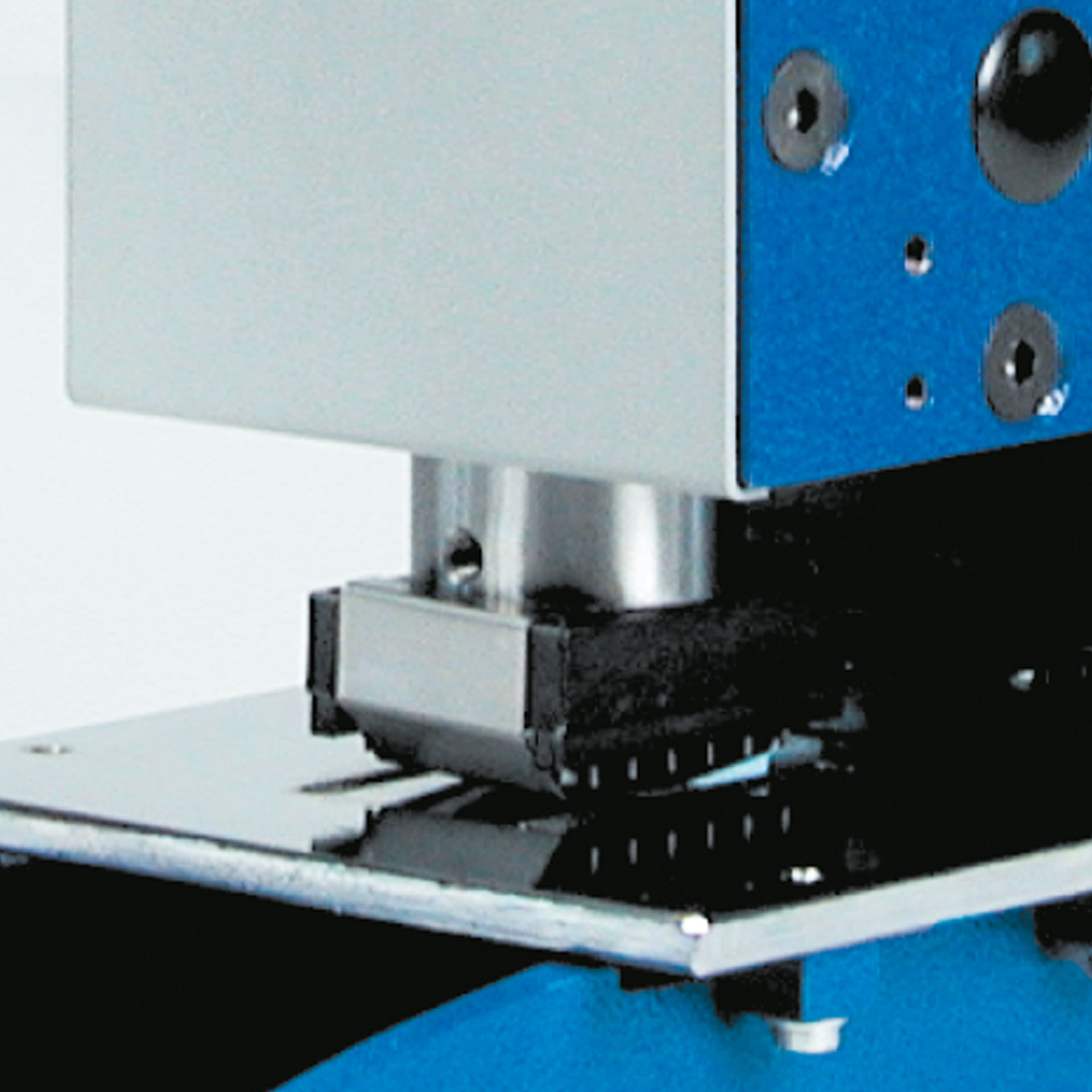 PERNUMA PERFOSET I/R Prägekopf Detail Detailansicht des Prägekopfs und der Auflagefläche des PERNUMA PERFOSET I/R Rasterprägegeräts