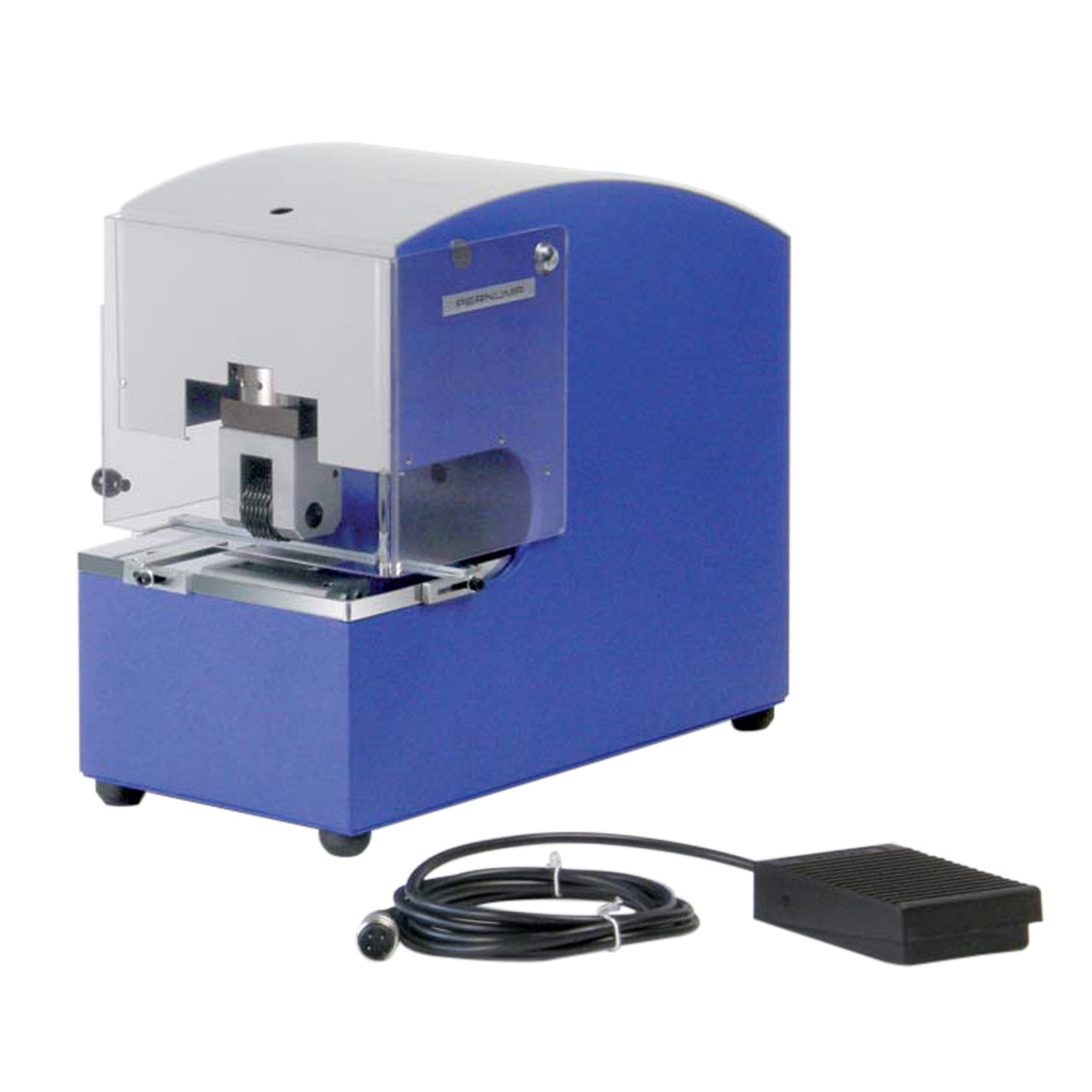 PERNUMA METALLPRINT E & ES schräge Vorderansicht mit Fußschalter Elektrische Prägemaschine PERNUMA METALLPRINT E & ES in schräger Vorderansicht mit sichtbarem Arbeitsbereich sowie separatem Fußschalter mit Kabel
