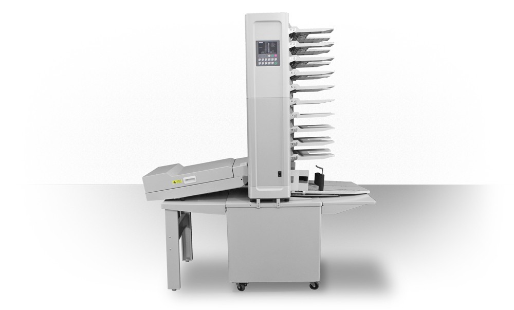 Zusammentragmaschine Superfax EC-4800 für-Broschürenhefter gezeigt in der Seitenansicht